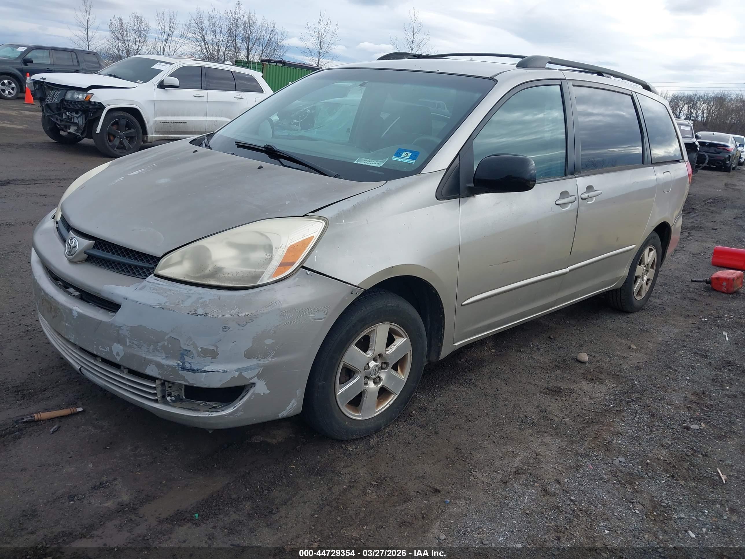 TOYOTA SIENNA image 2
