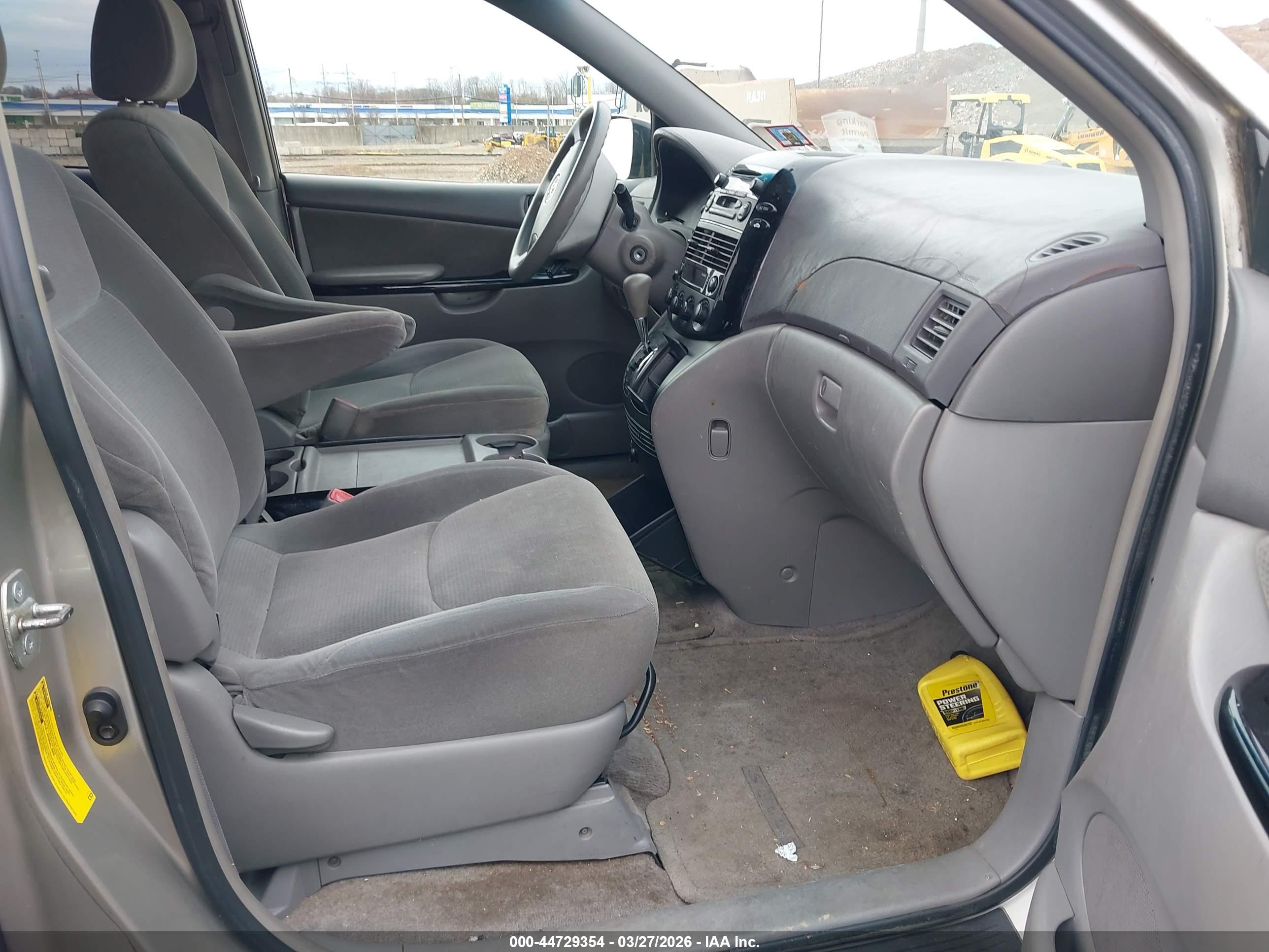 TOYOTA SIENNA image 5