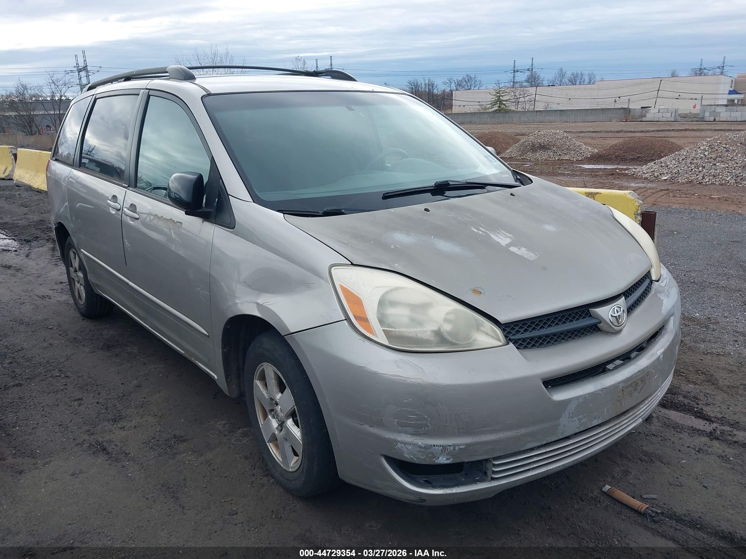 TOYOTA SIENNA image 6