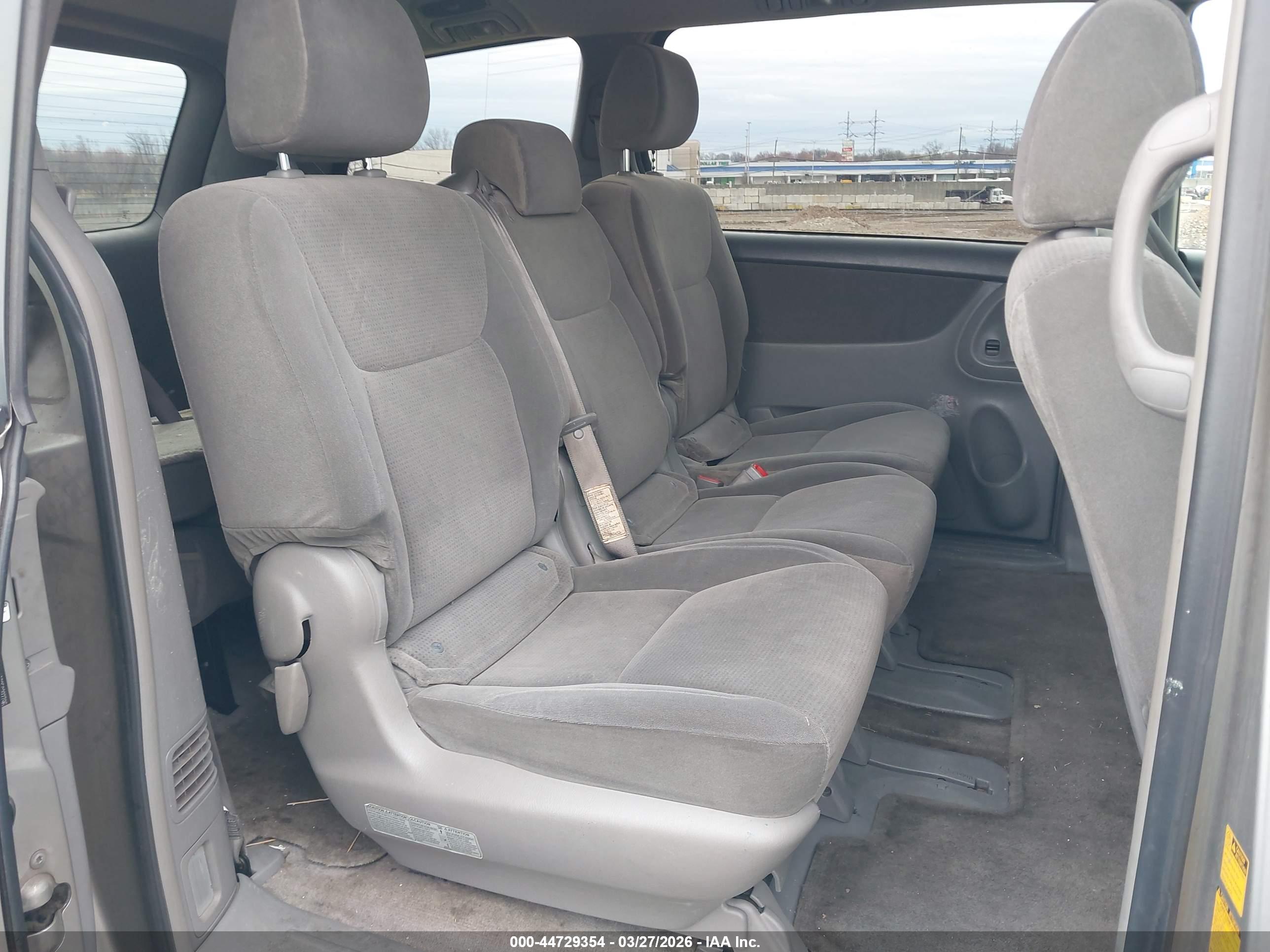 TOYOTA SIENNA image 8