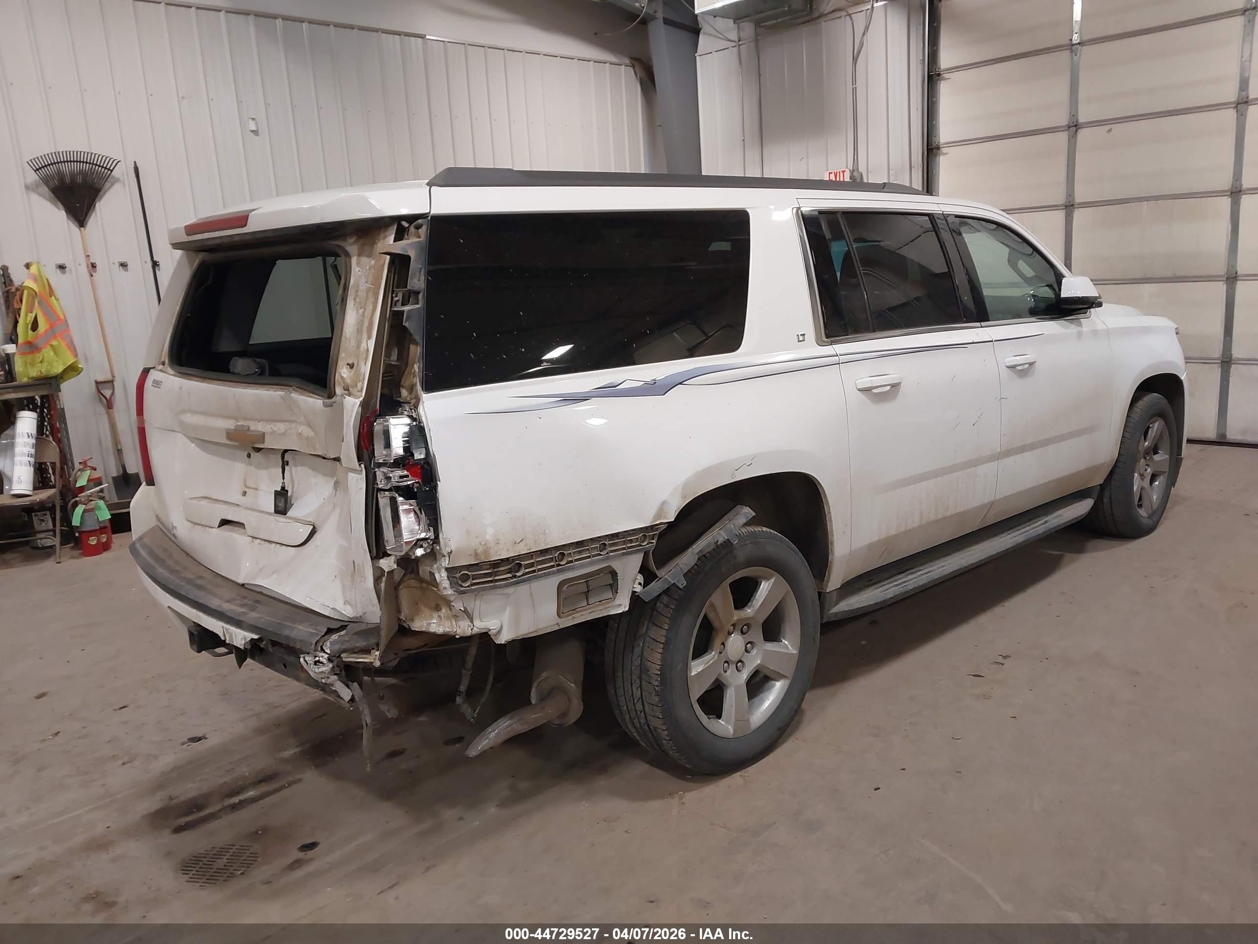 CHEVROLET SUBURBAN image 4