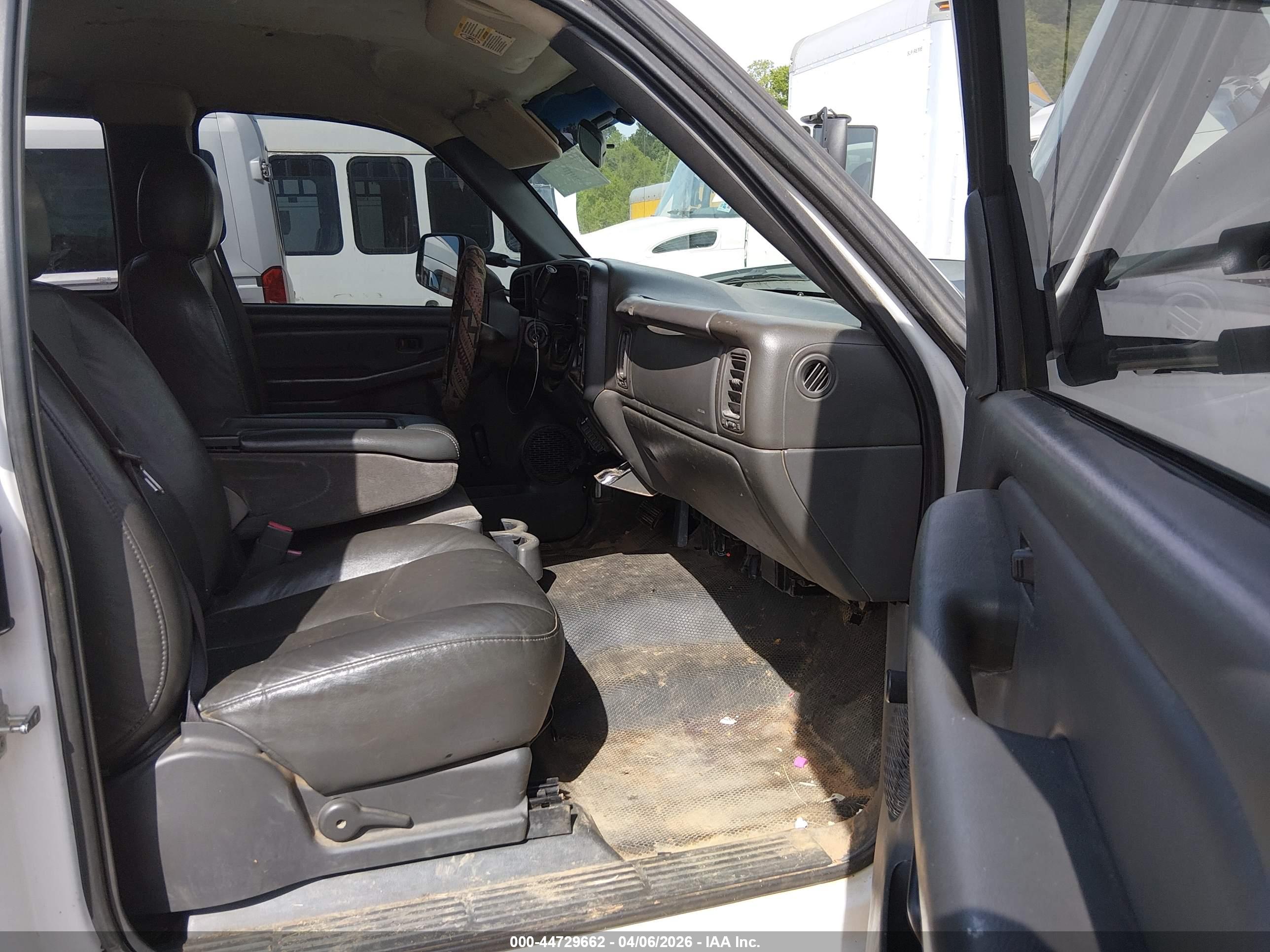CHEVROLET SILVERADO image 8