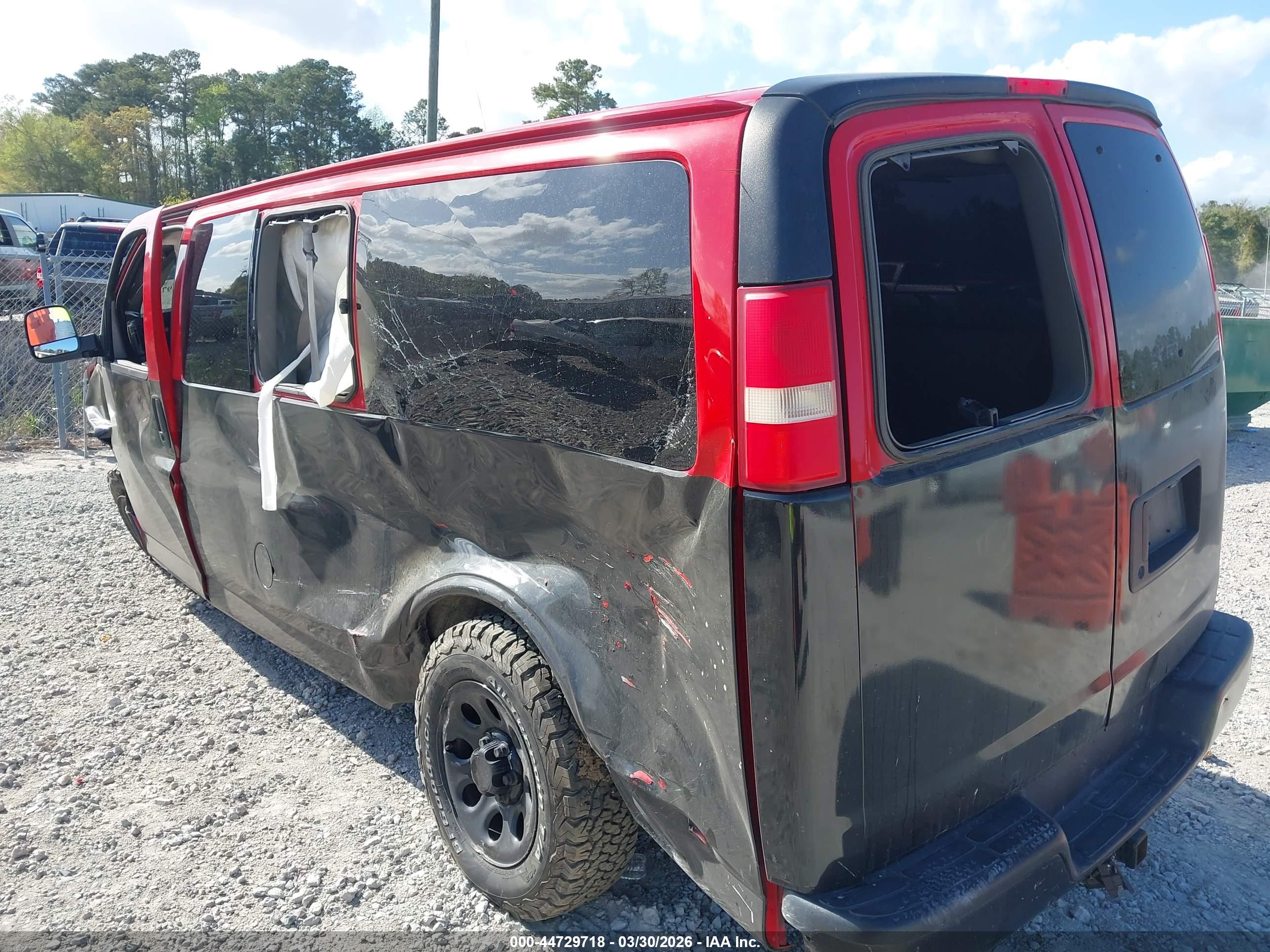 CHEVROLET EXPRESS image 3