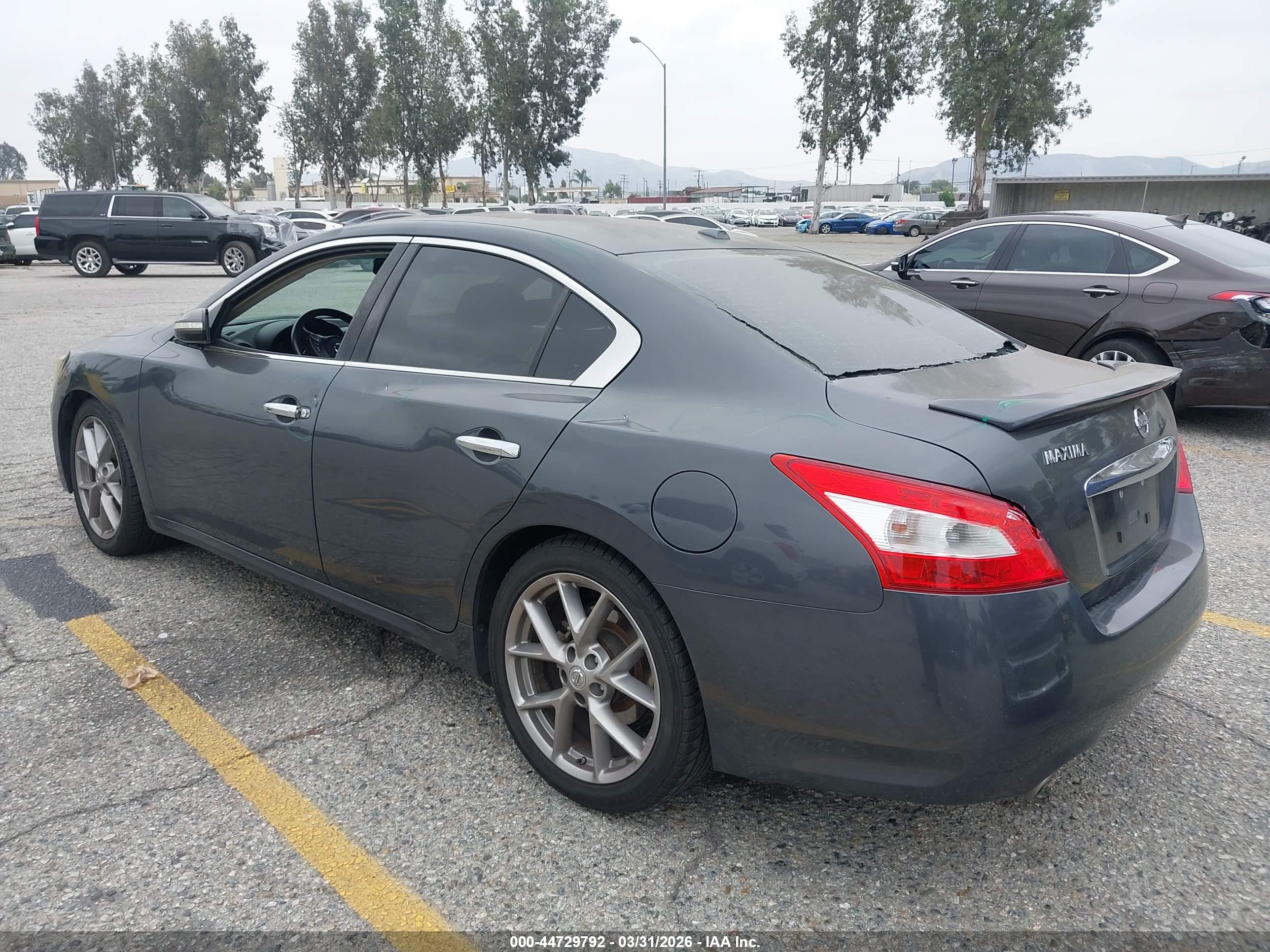 NISSAN MAXIMA image 3