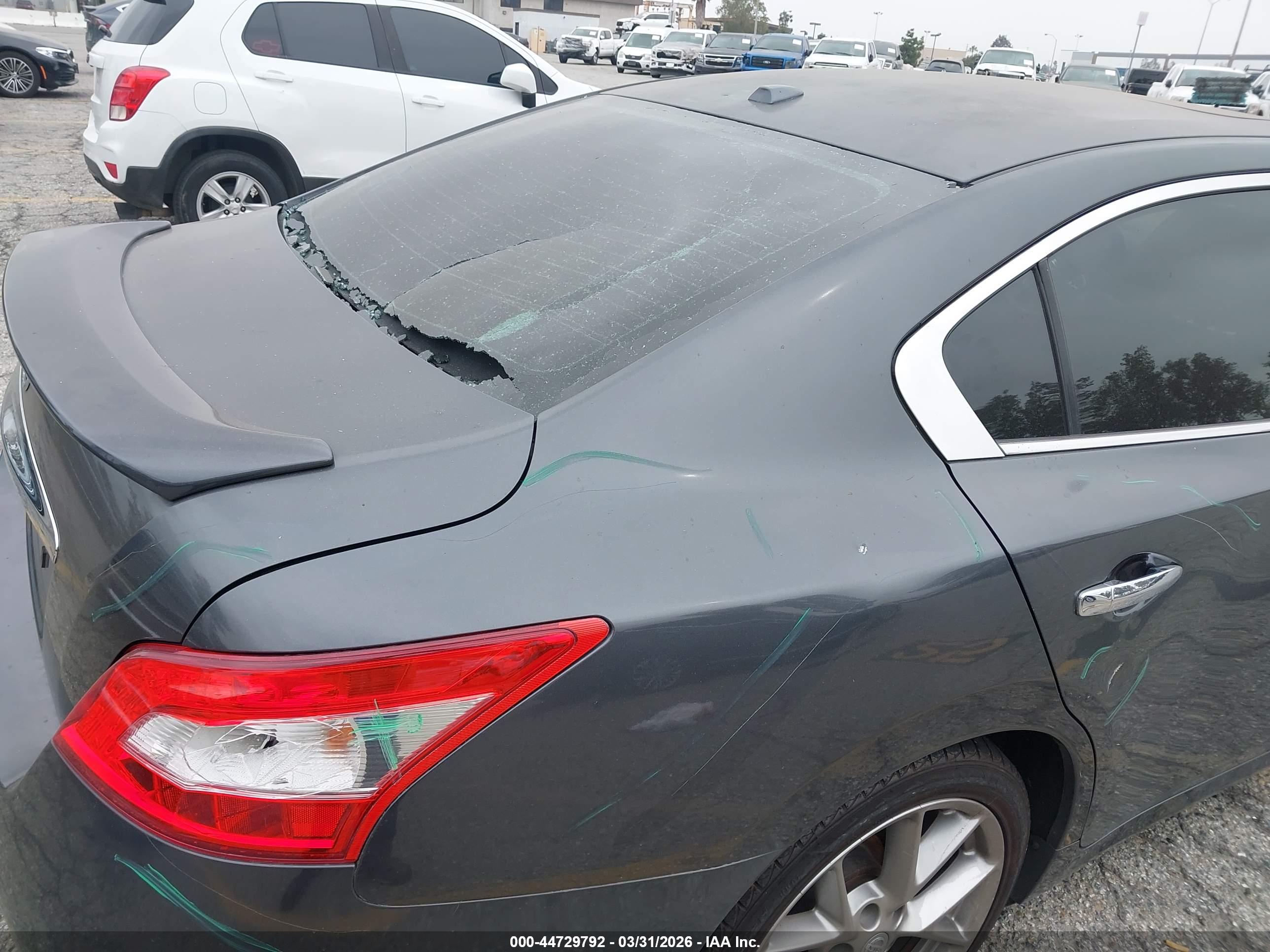 NISSAN MAXIMA image 6