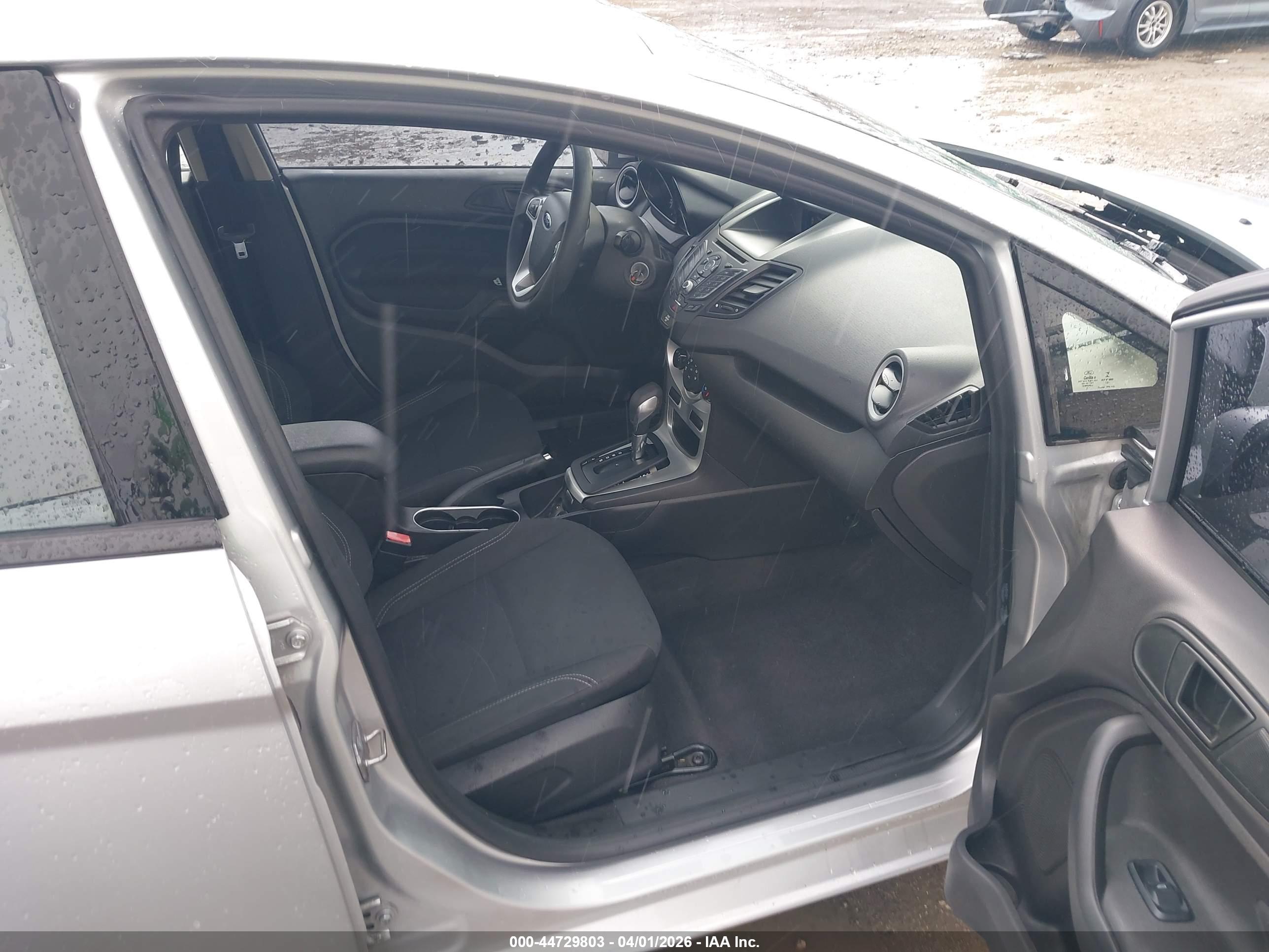 FORD FIESTA image 5