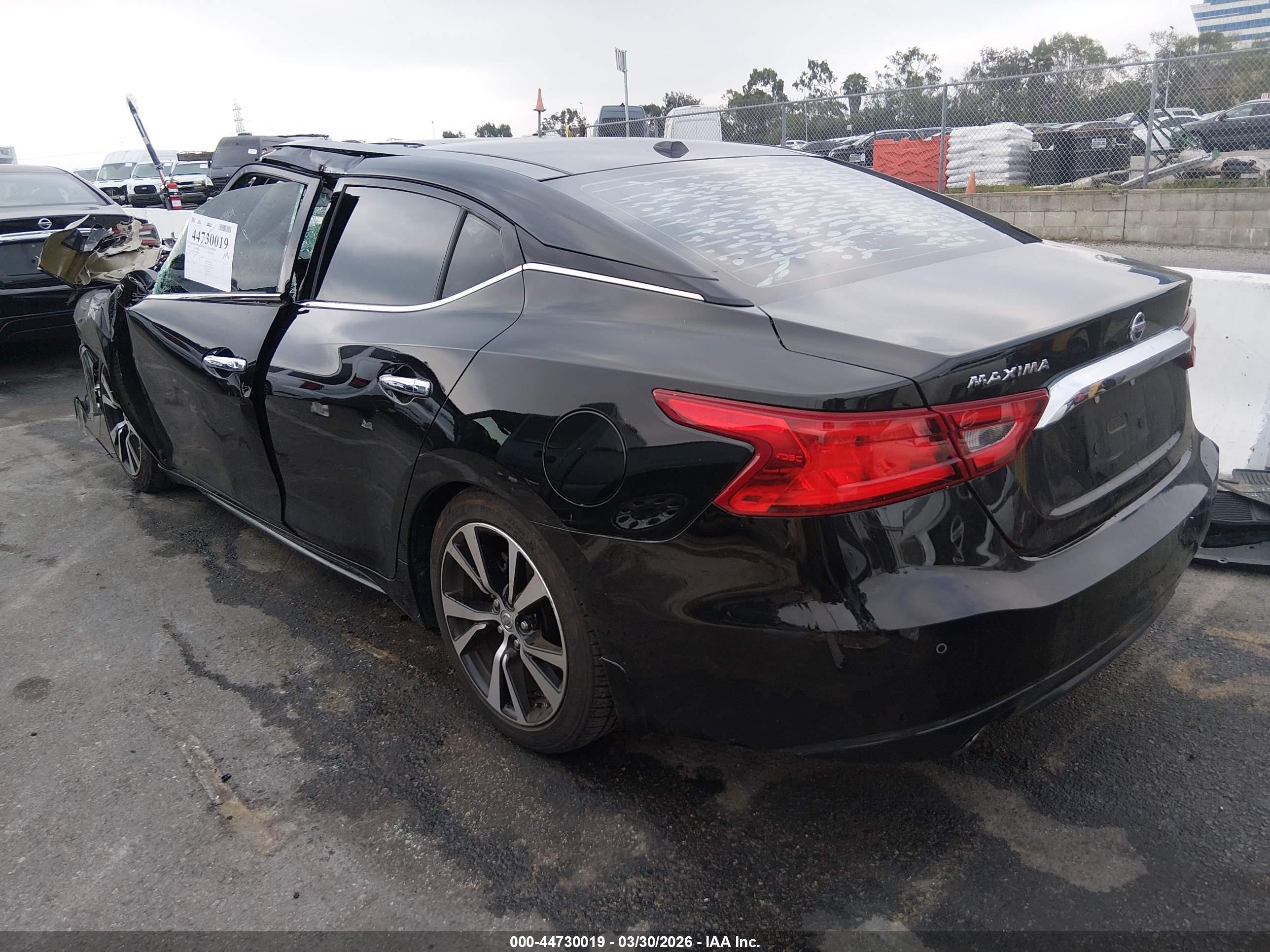 NISSAN MAXIMA image 3