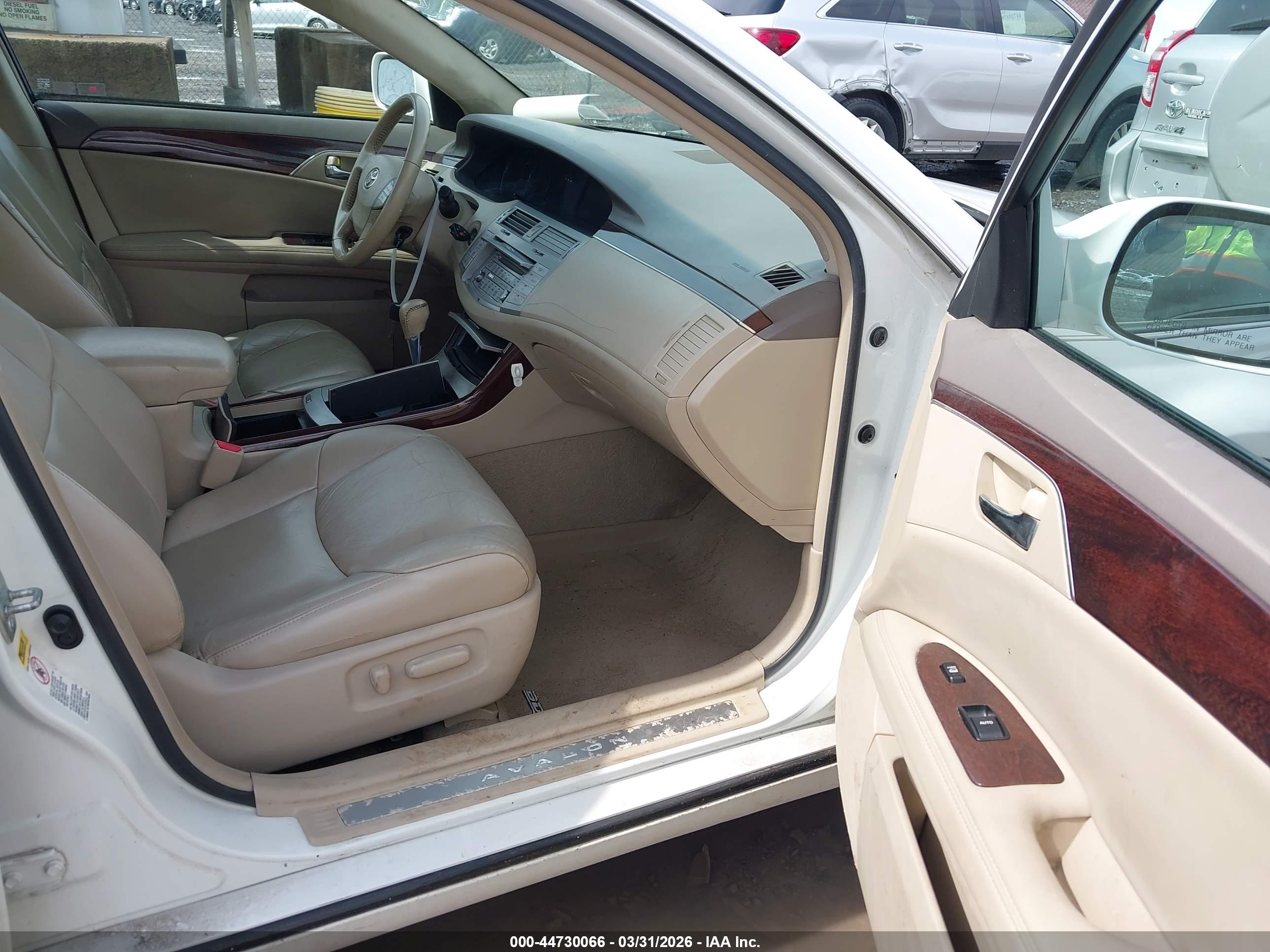 TOYOTA AVALON image 5