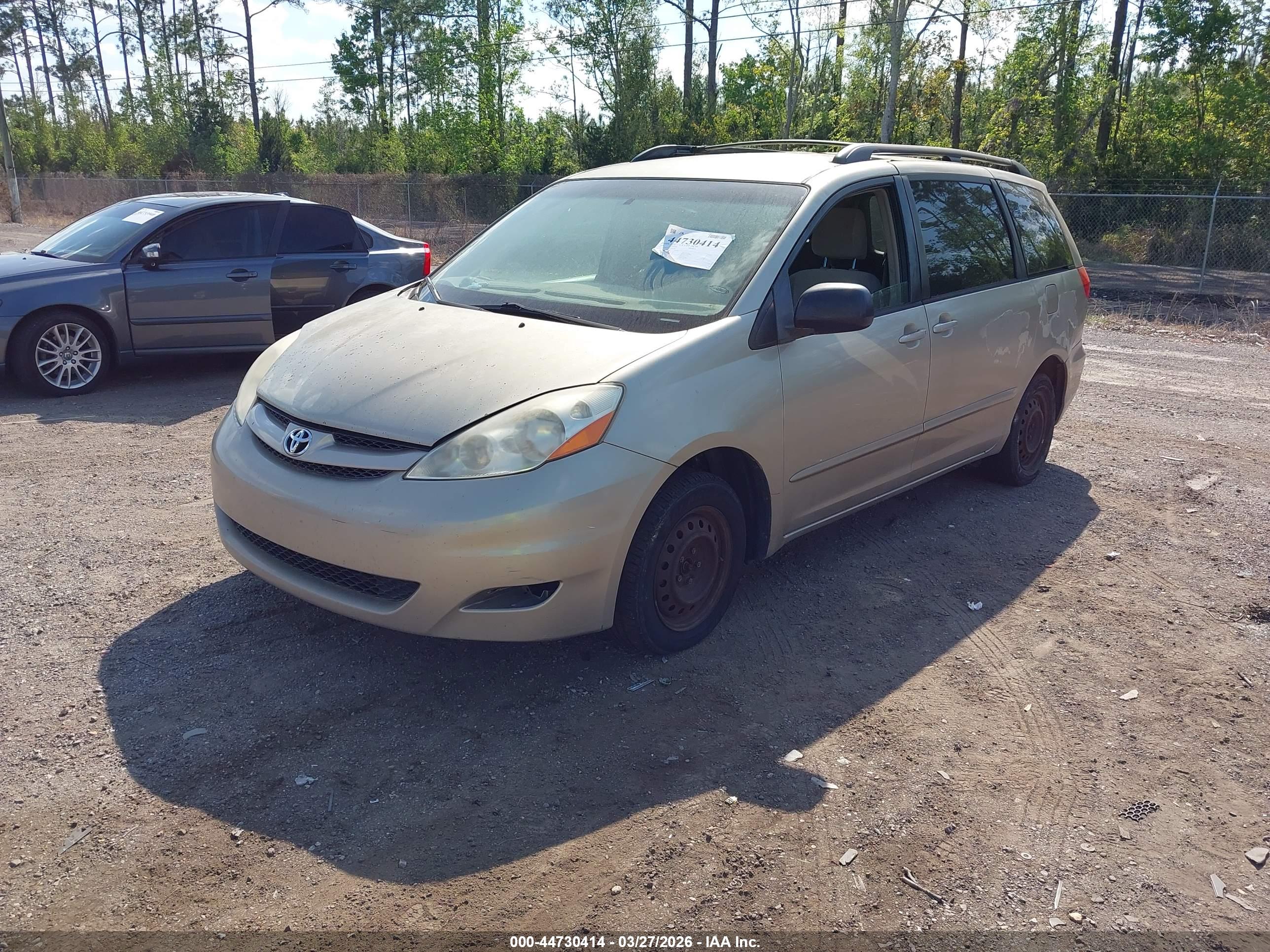 TOYOTA SIENNA image 2