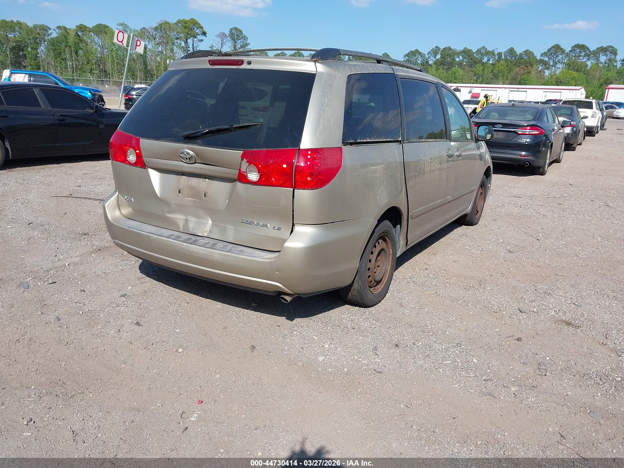 TOYOTA SIENNA image 4
