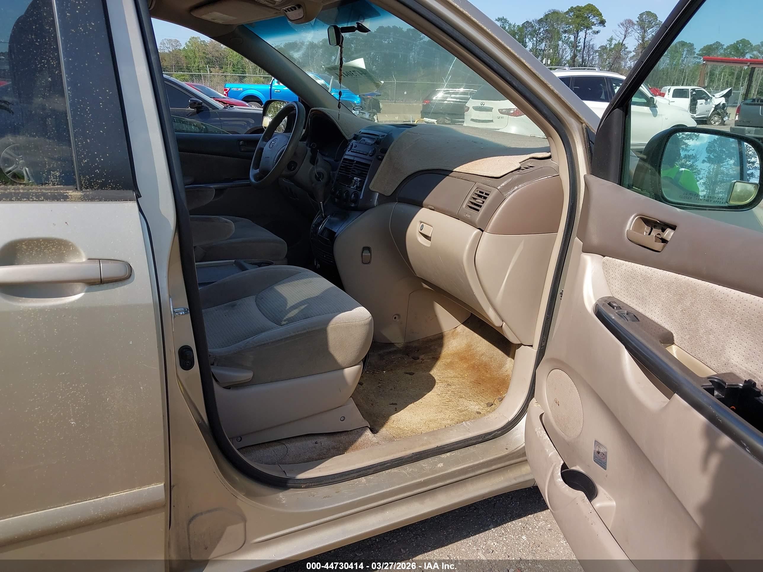 TOYOTA SIENNA image 5