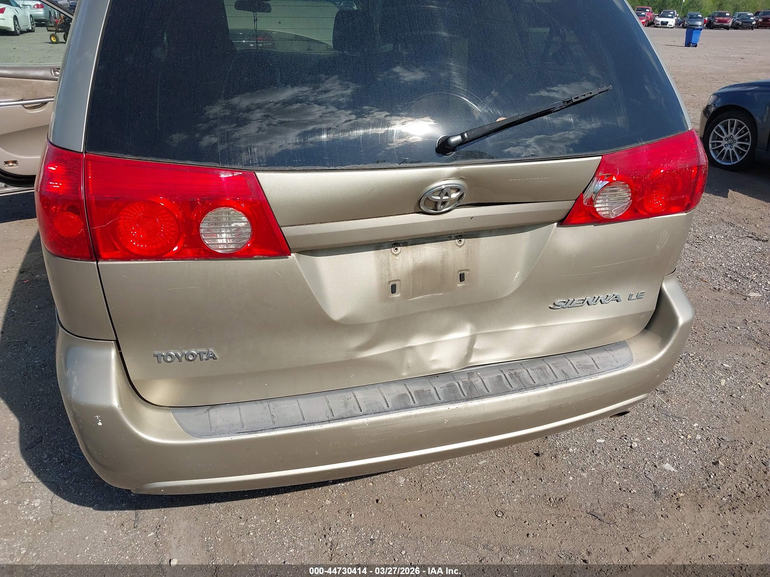 TOYOTA SIENNA image 6
