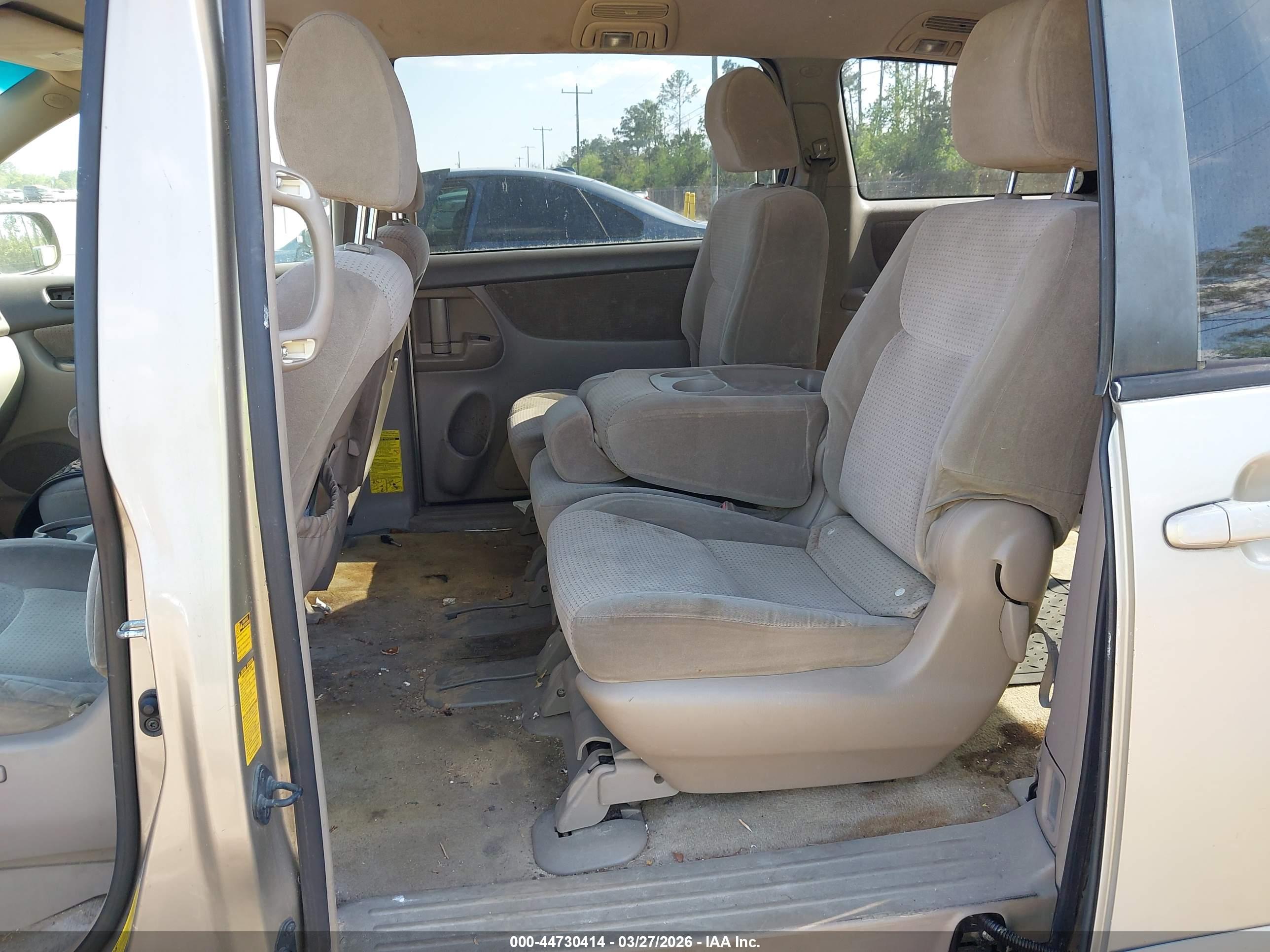 TOYOTA SIENNA image 8