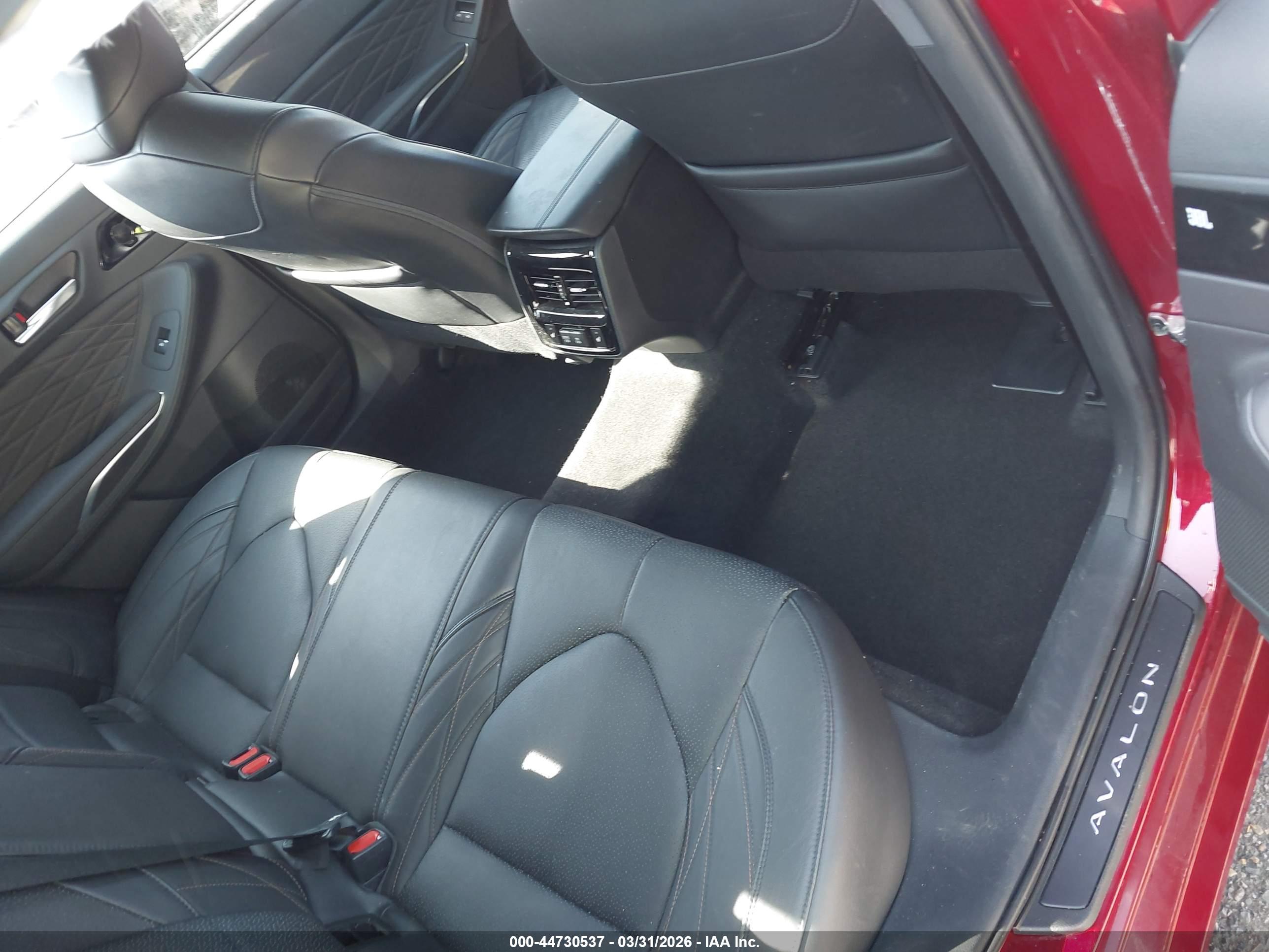 TOYOTA AVALON image 8
