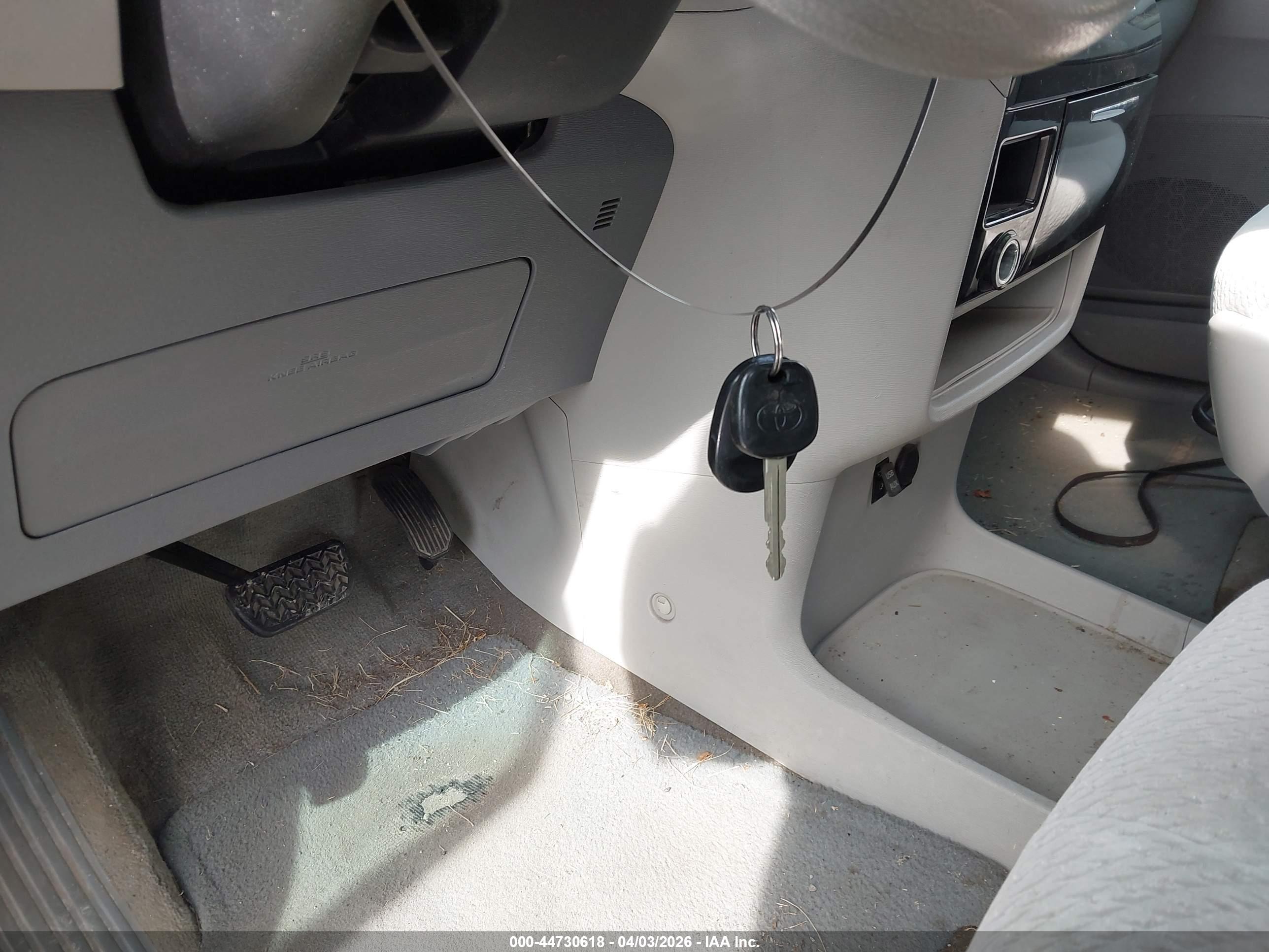 TOYOTA SIENNA image 11