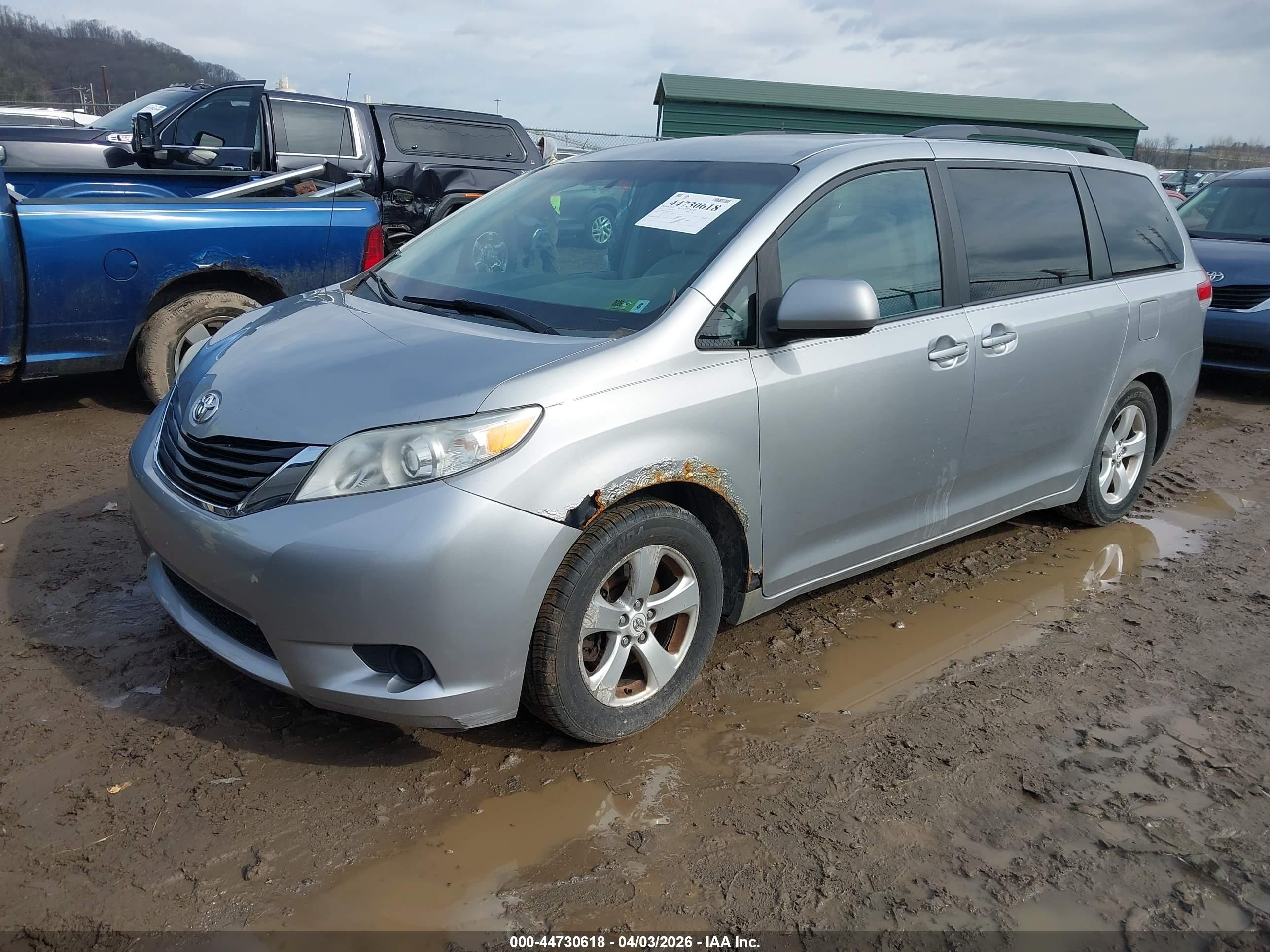 TOYOTA SIENNA image 2
