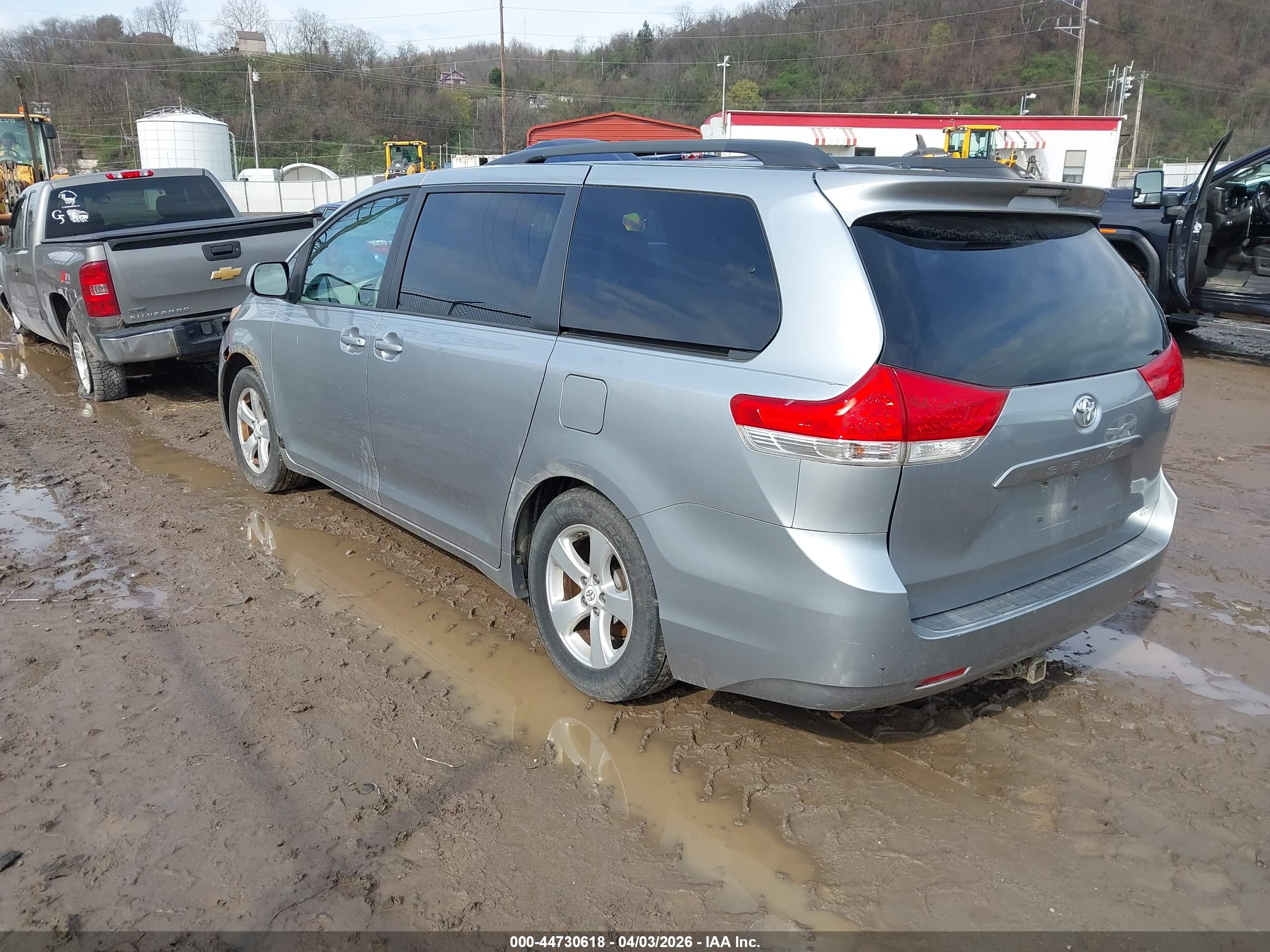 TOYOTA SIENNA image 3