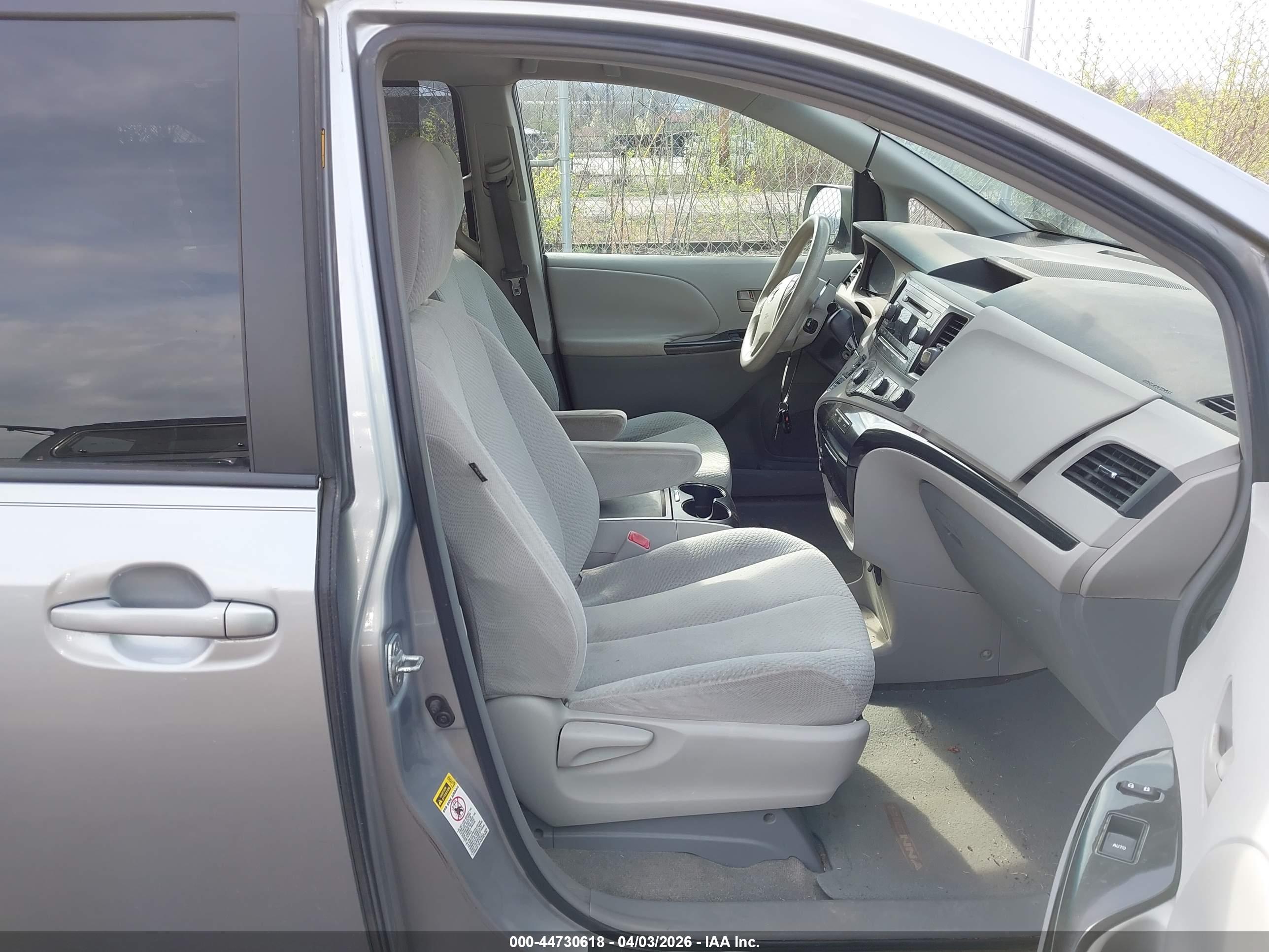 TOYOTA SIENNA image 5