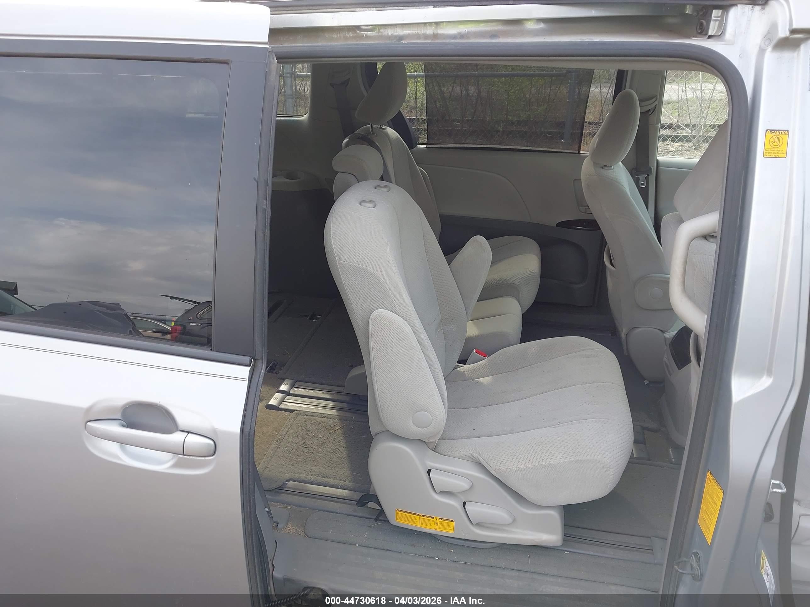 TOYOTA SIENNA image 8