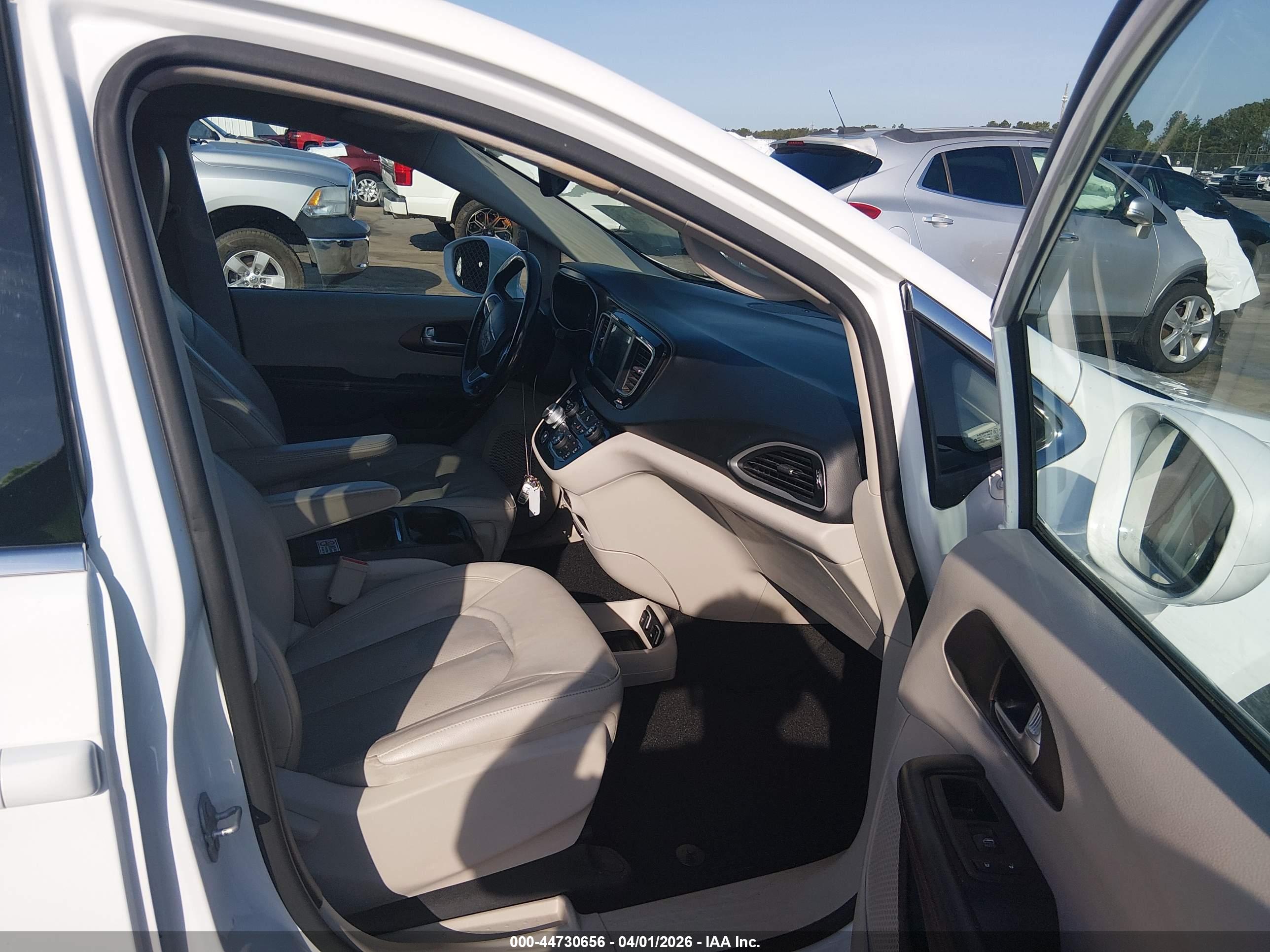 CHRYSLER PACIFICA image 5