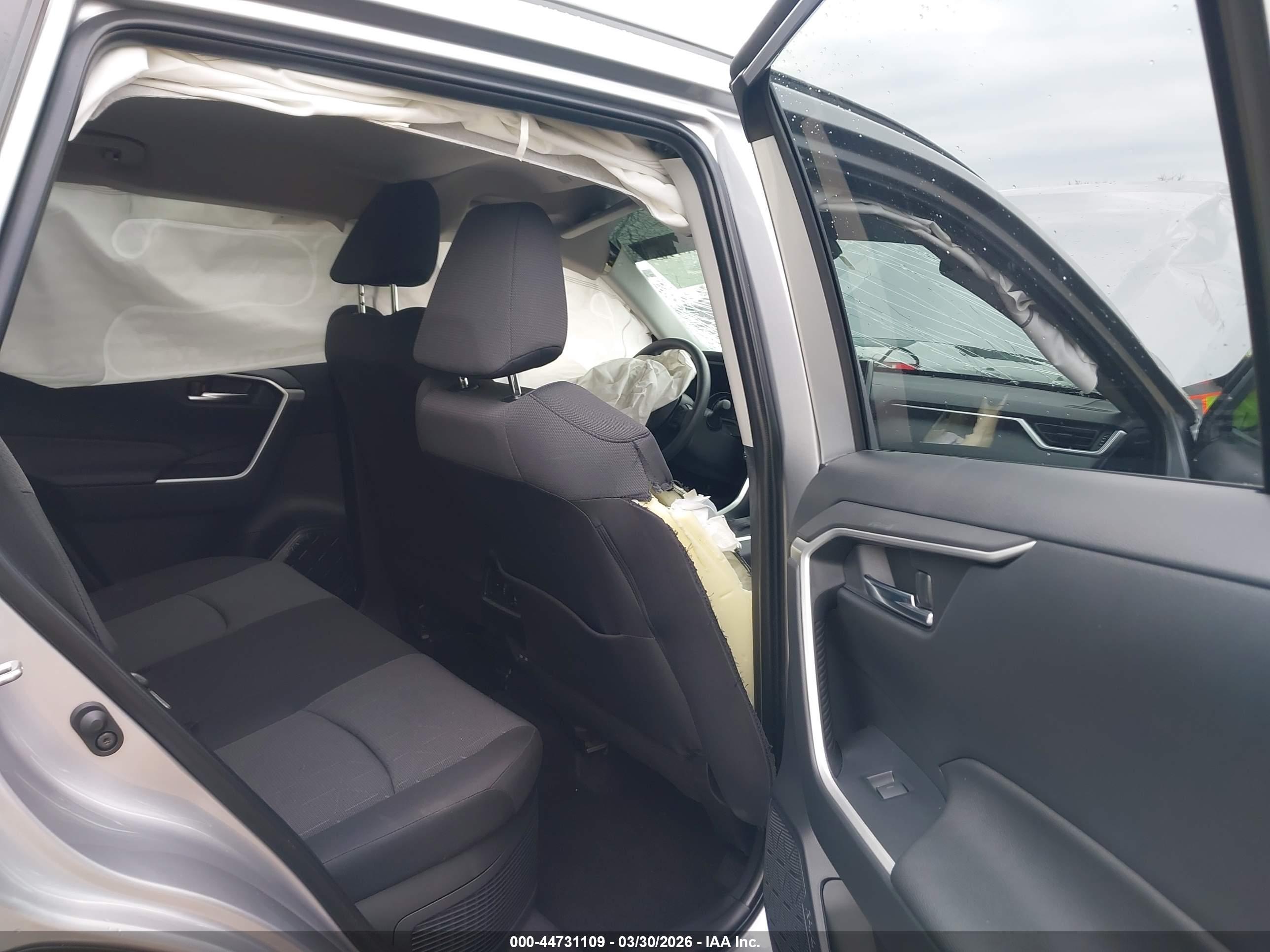 TOYOTA RAV4 image 8
