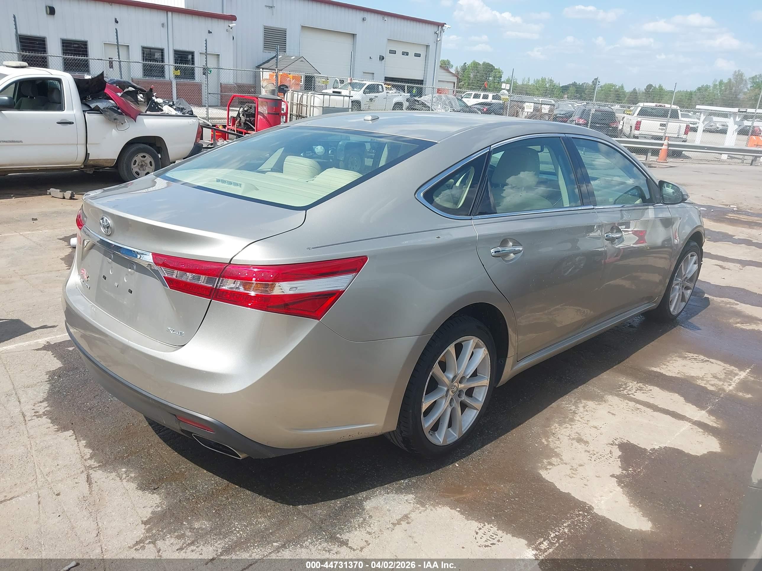 TOYOTA AVALON image 4