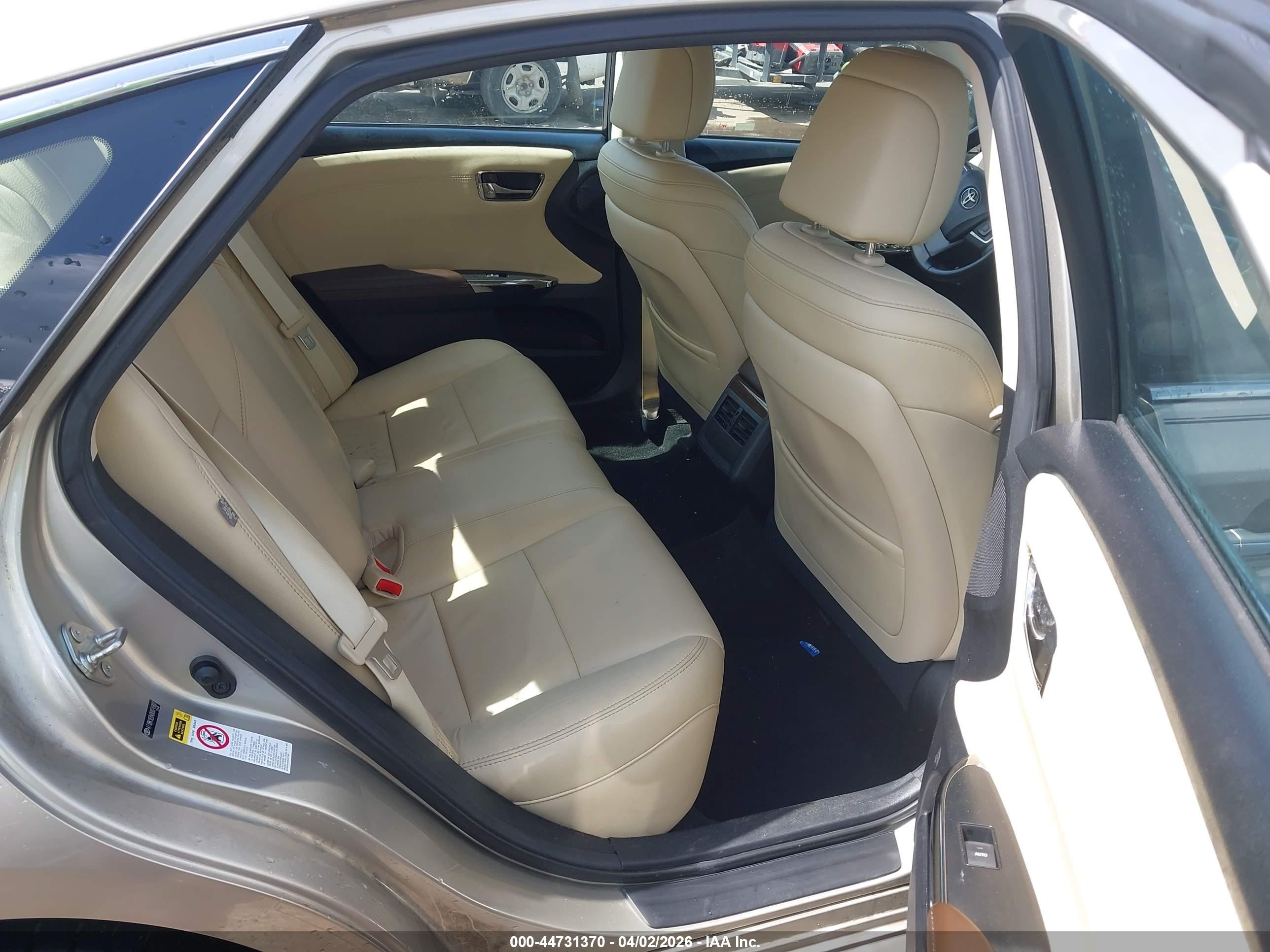 TOYOTA AVALON image 8