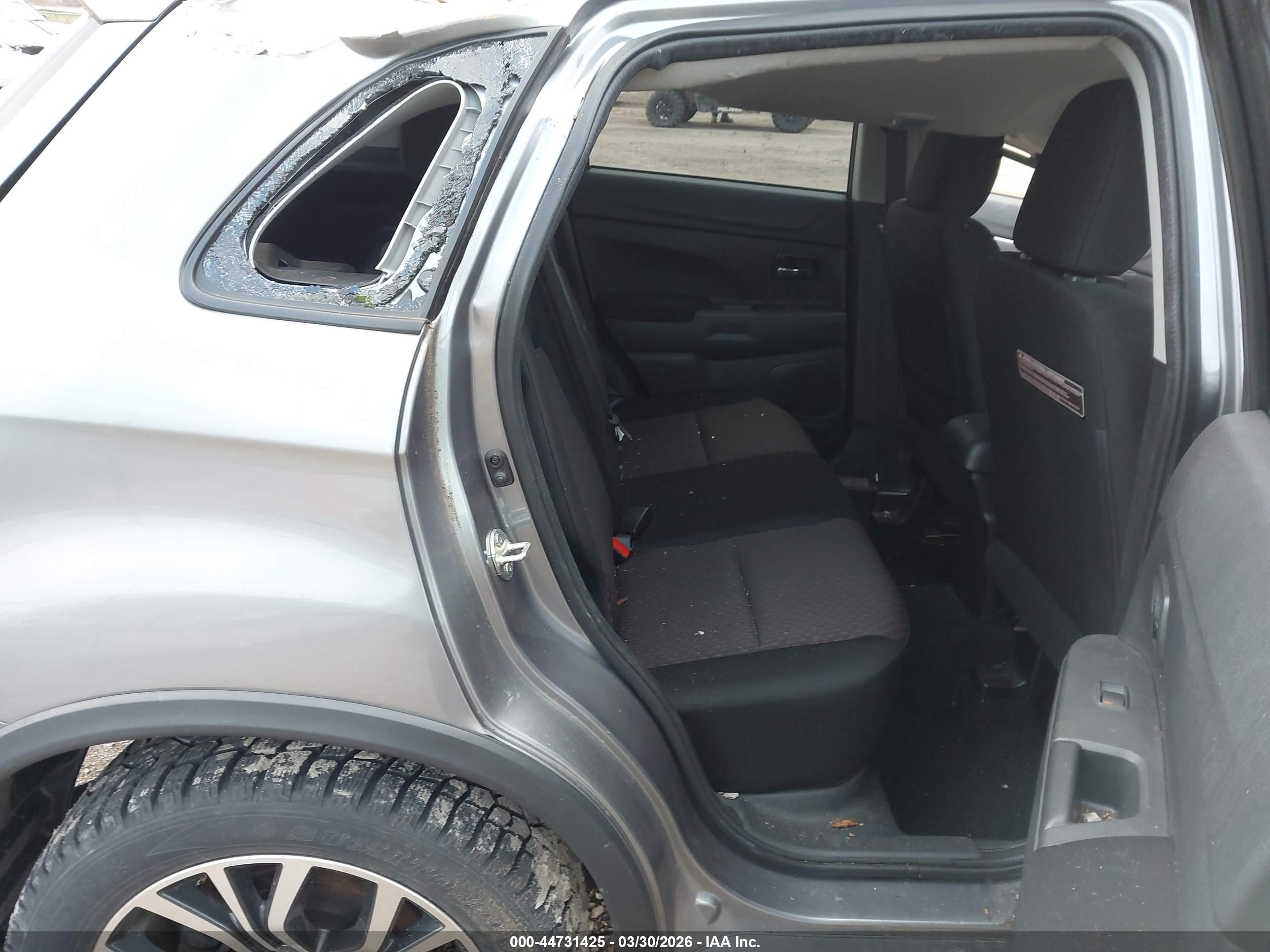 MITSUBISHI OUTLANDER image 8