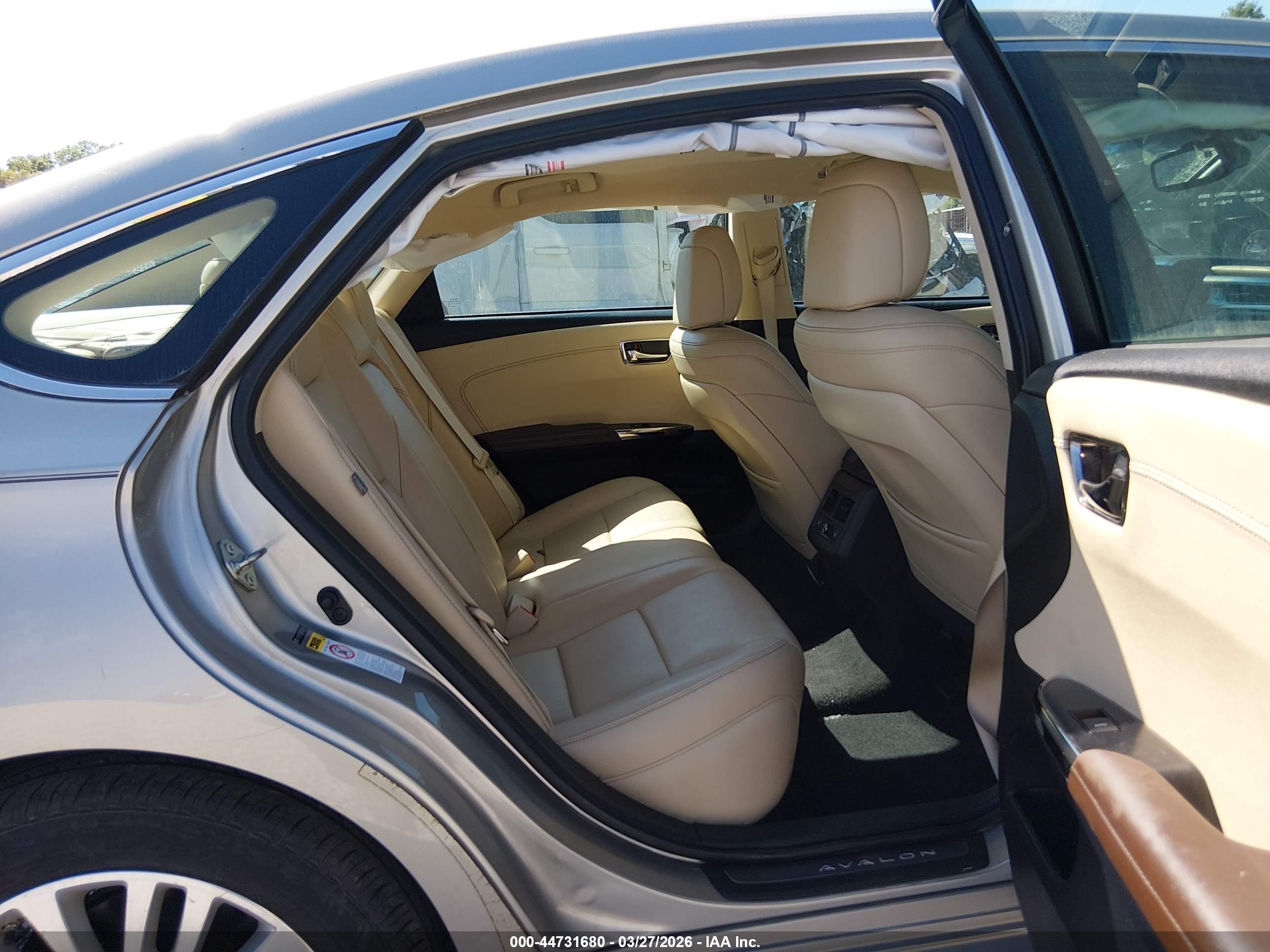 TOYOTA AVALON image 8