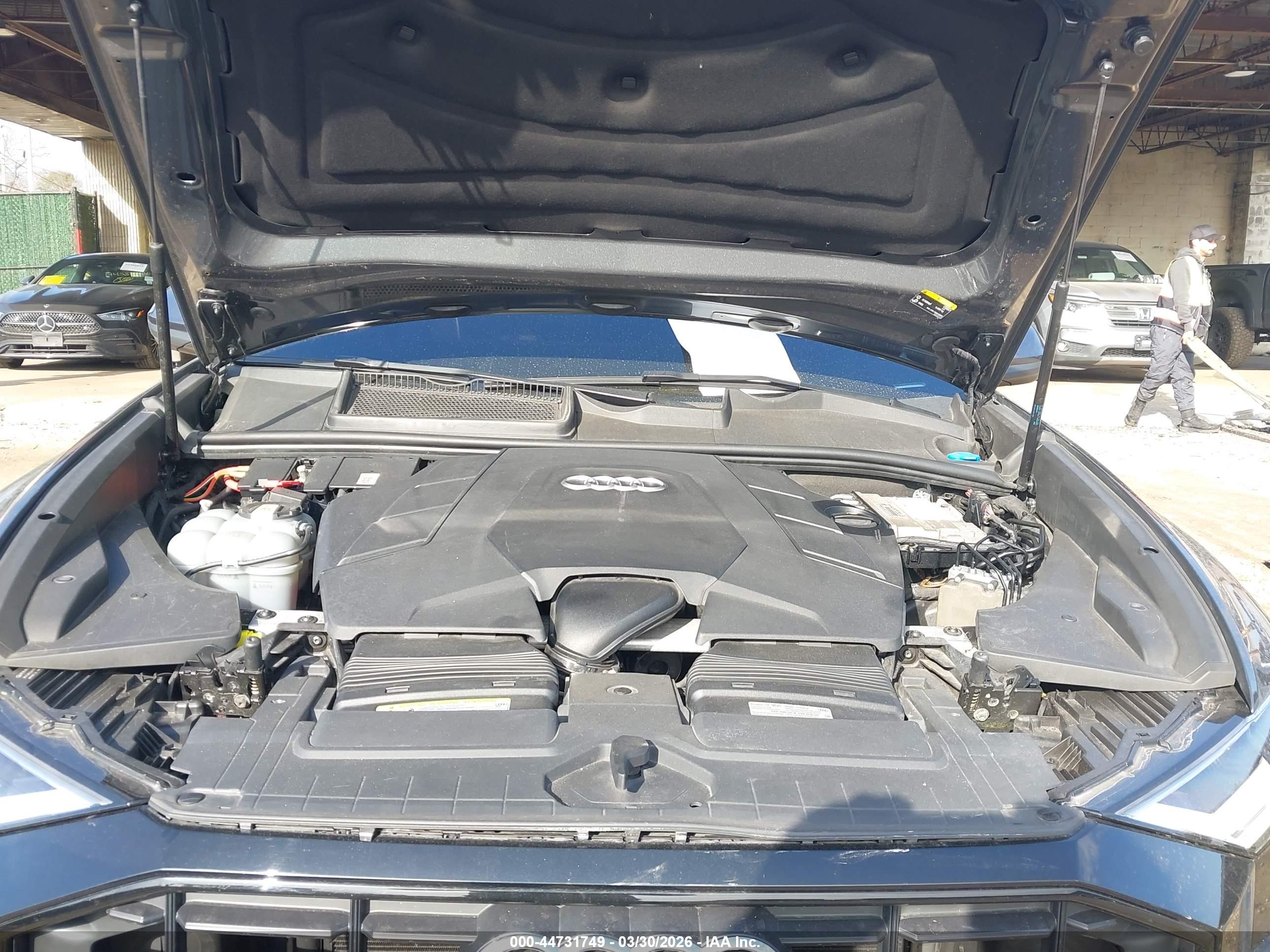 AUDI Q8 image 10