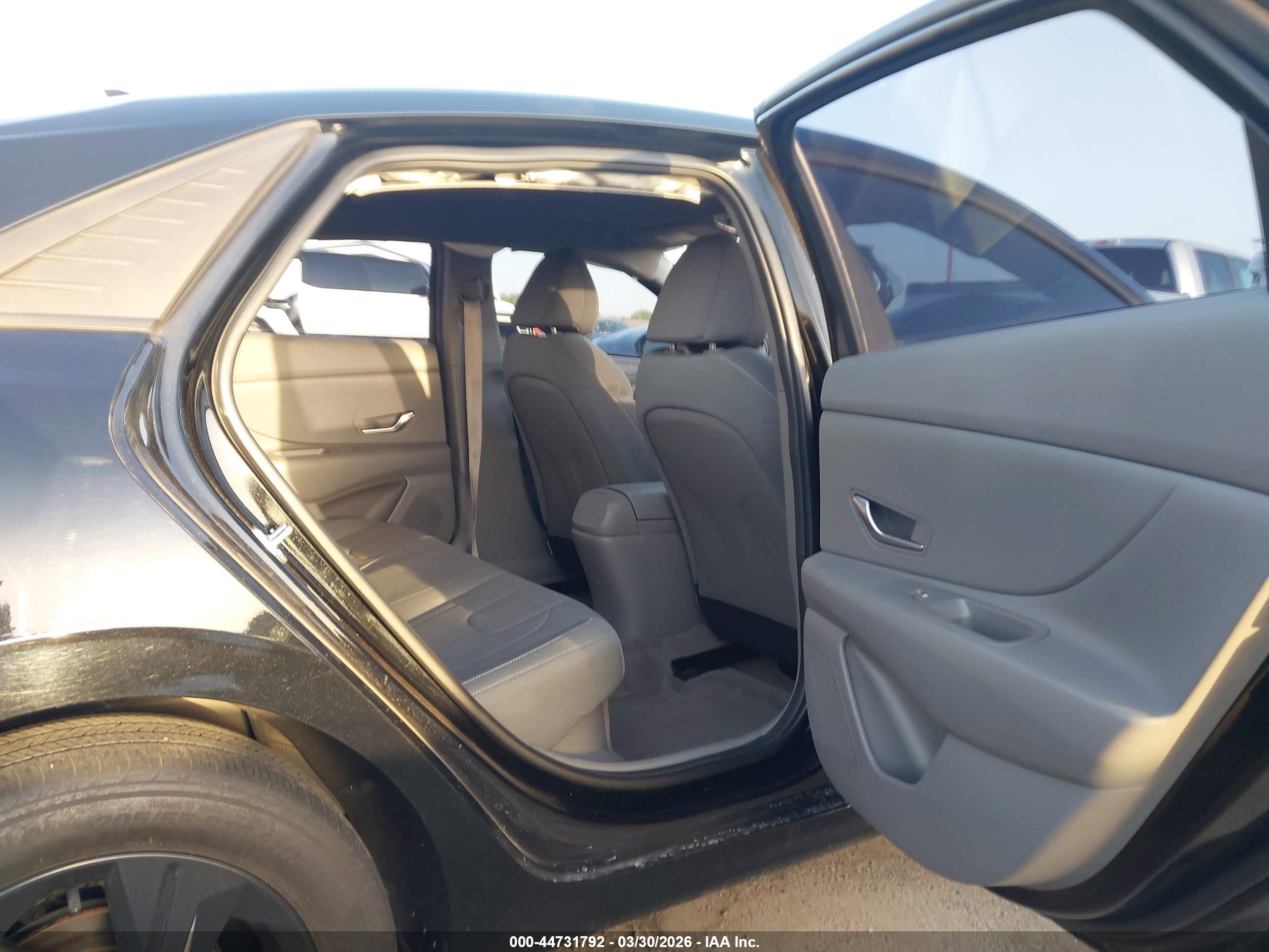 HYUNDAI ELANTRA image 8