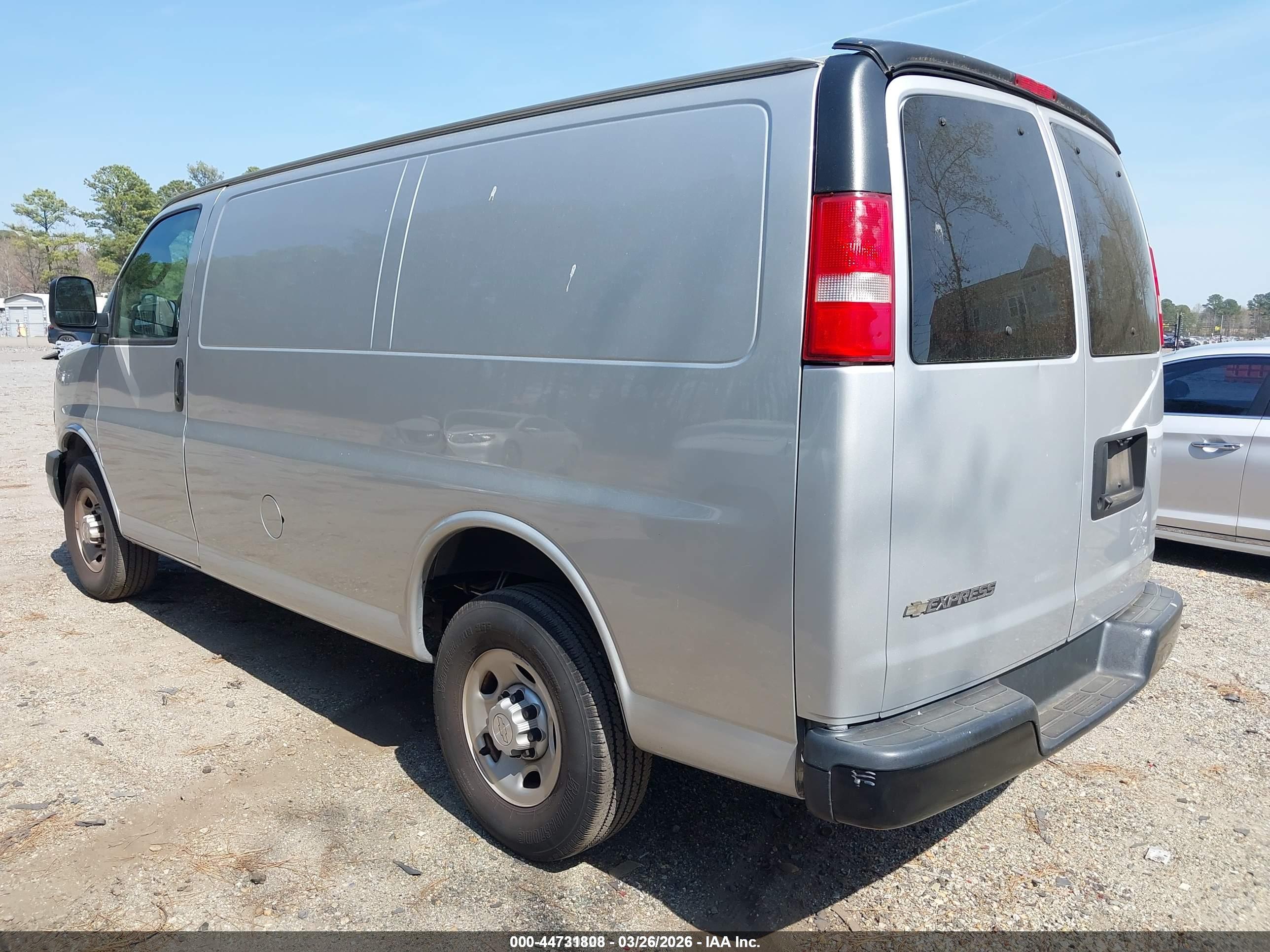 CHEVROLET EXPRESS image 3