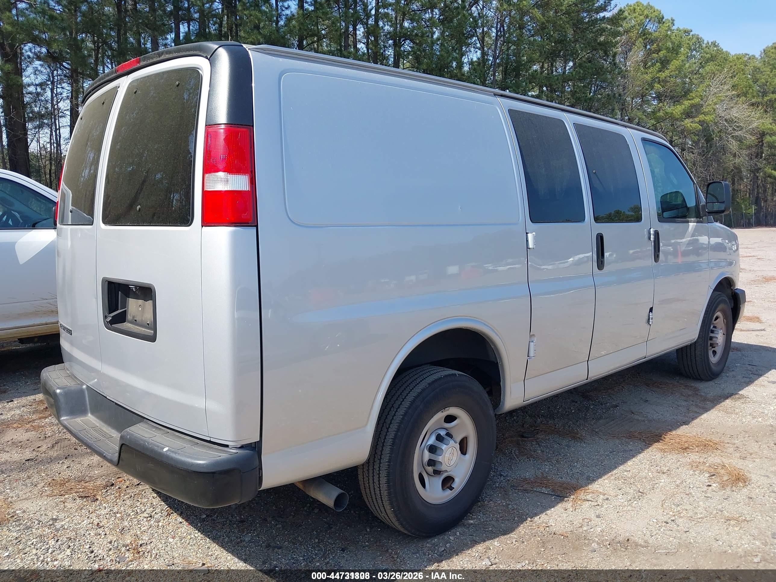 CHEVROLET EXPRESS image 4