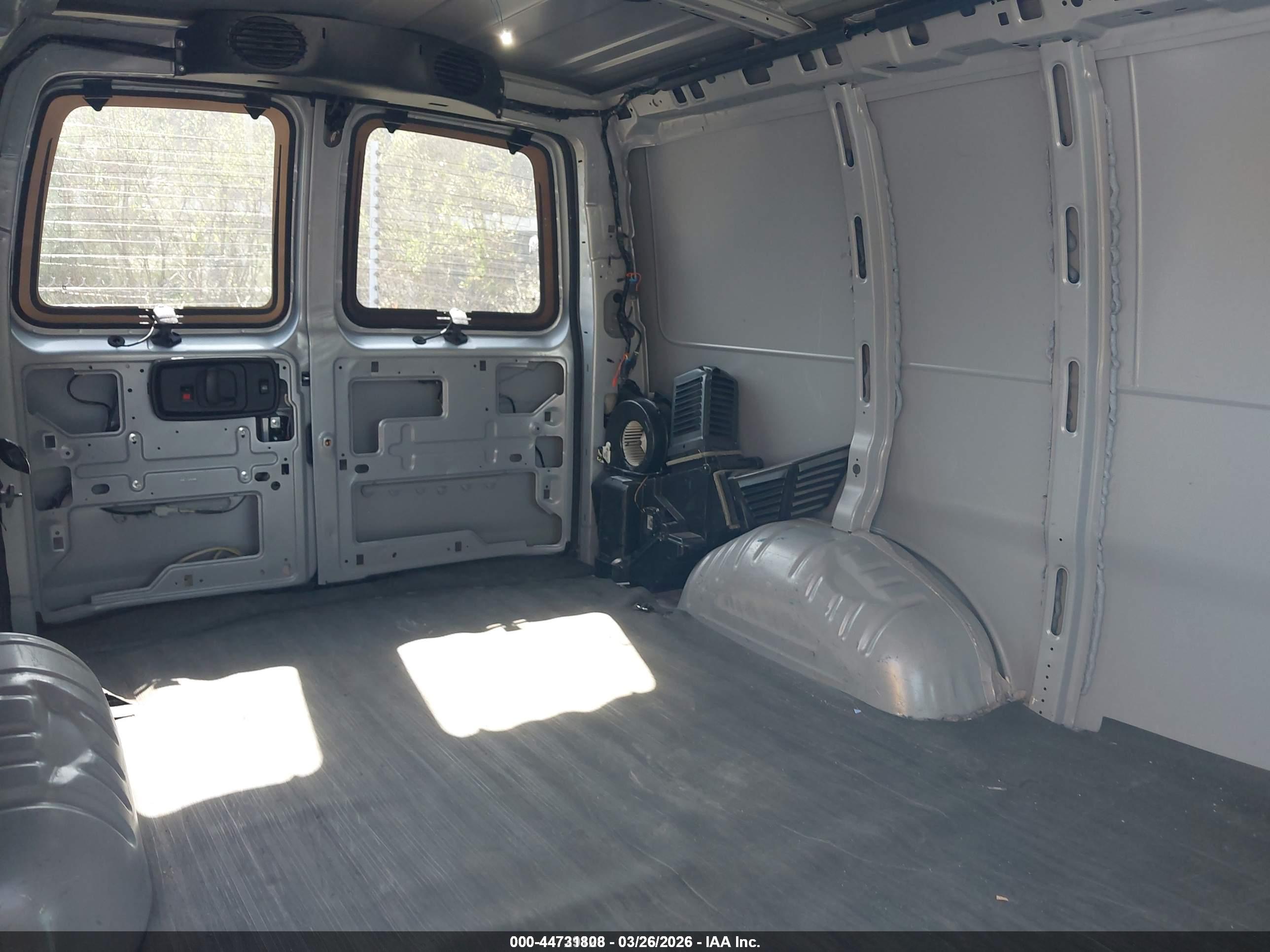 CHEVROLET EXPRESS image 8