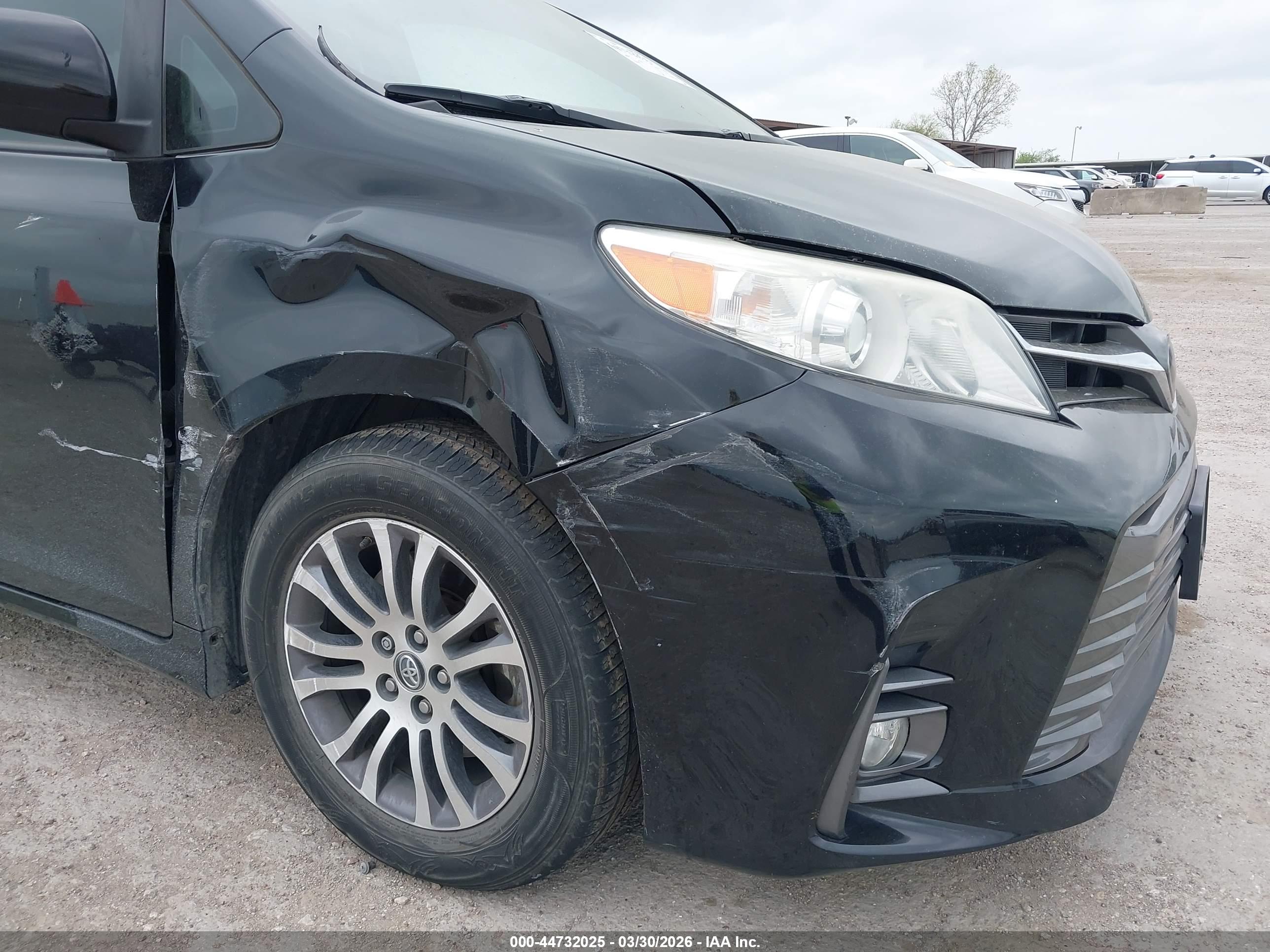 TOYOTA SIENNA image 6