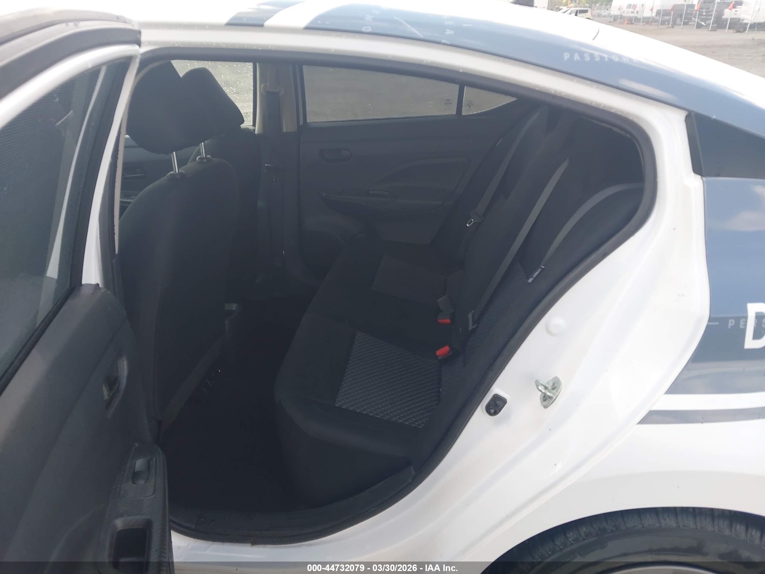 NISSAN VERSA image 8