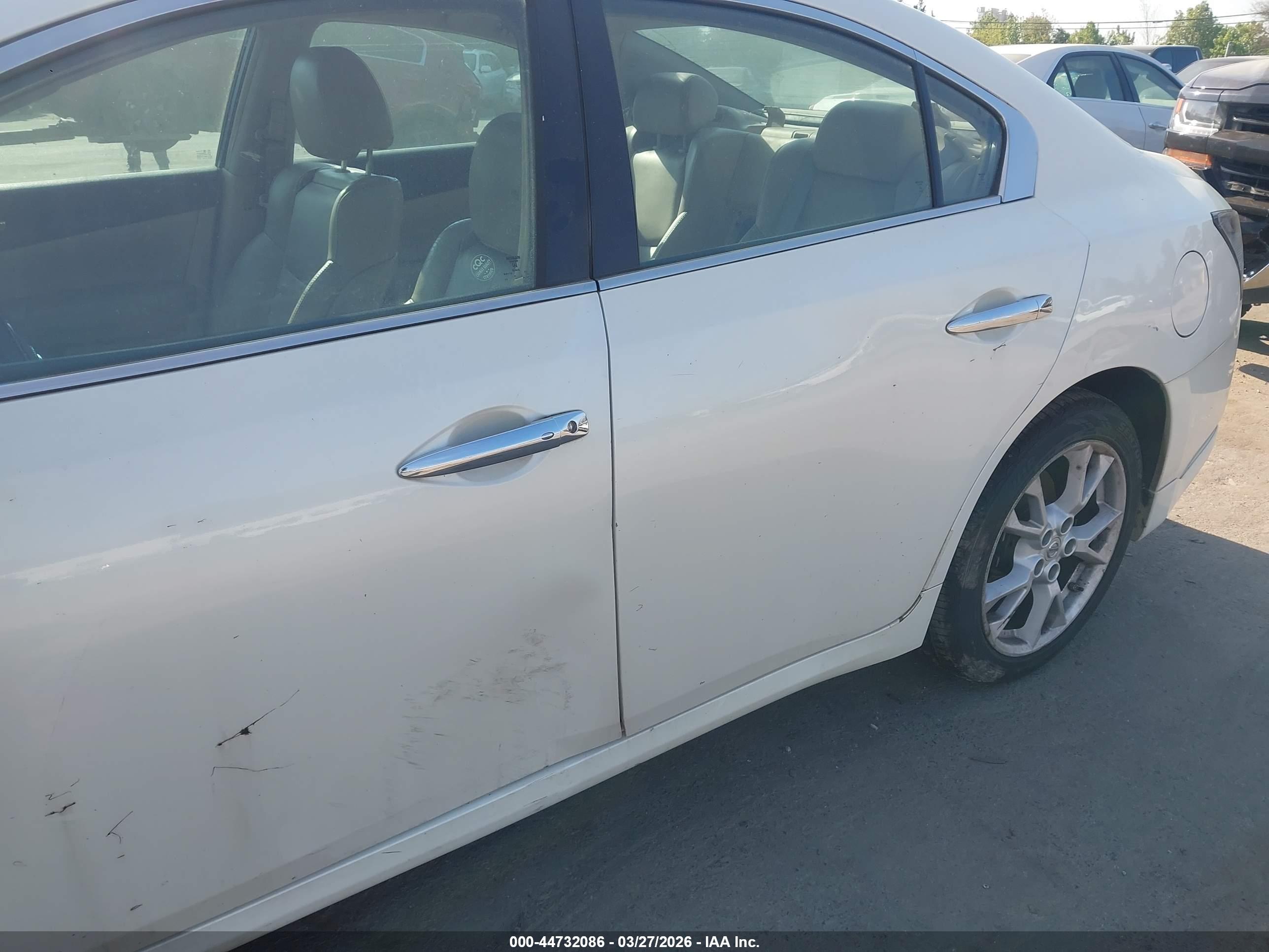 NISSAN MAXIMA image 6