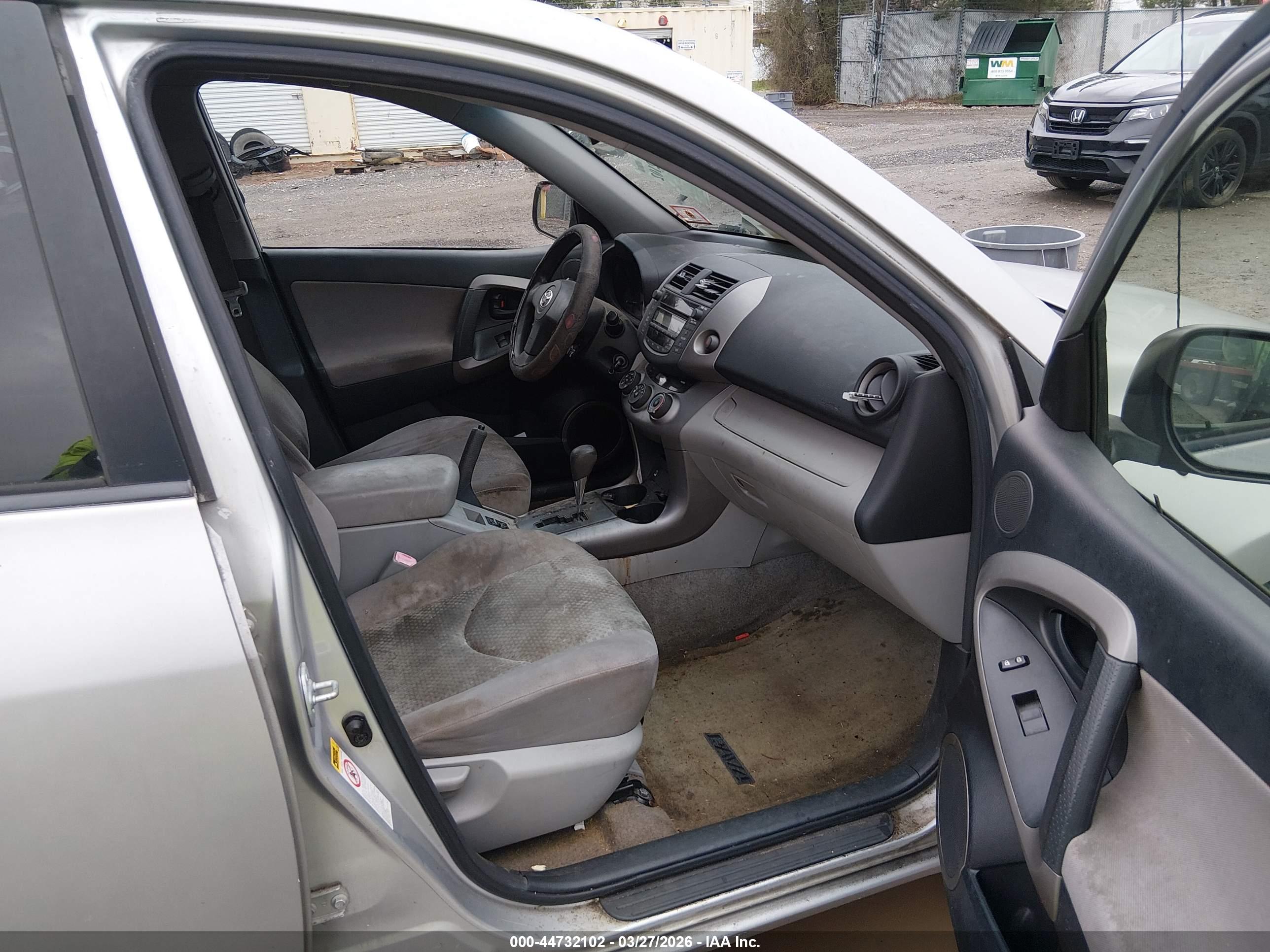 TOYOTA RAV4 image 5