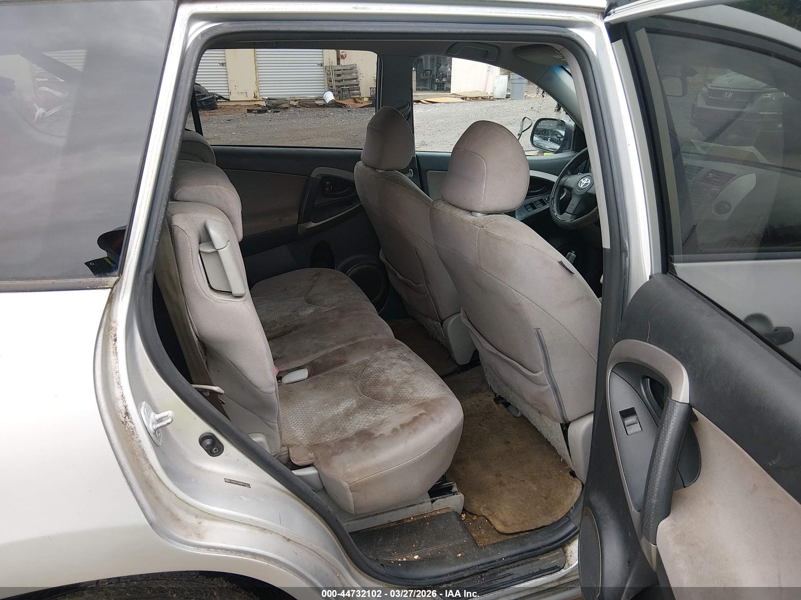 TOYOTA RAV4 image 8