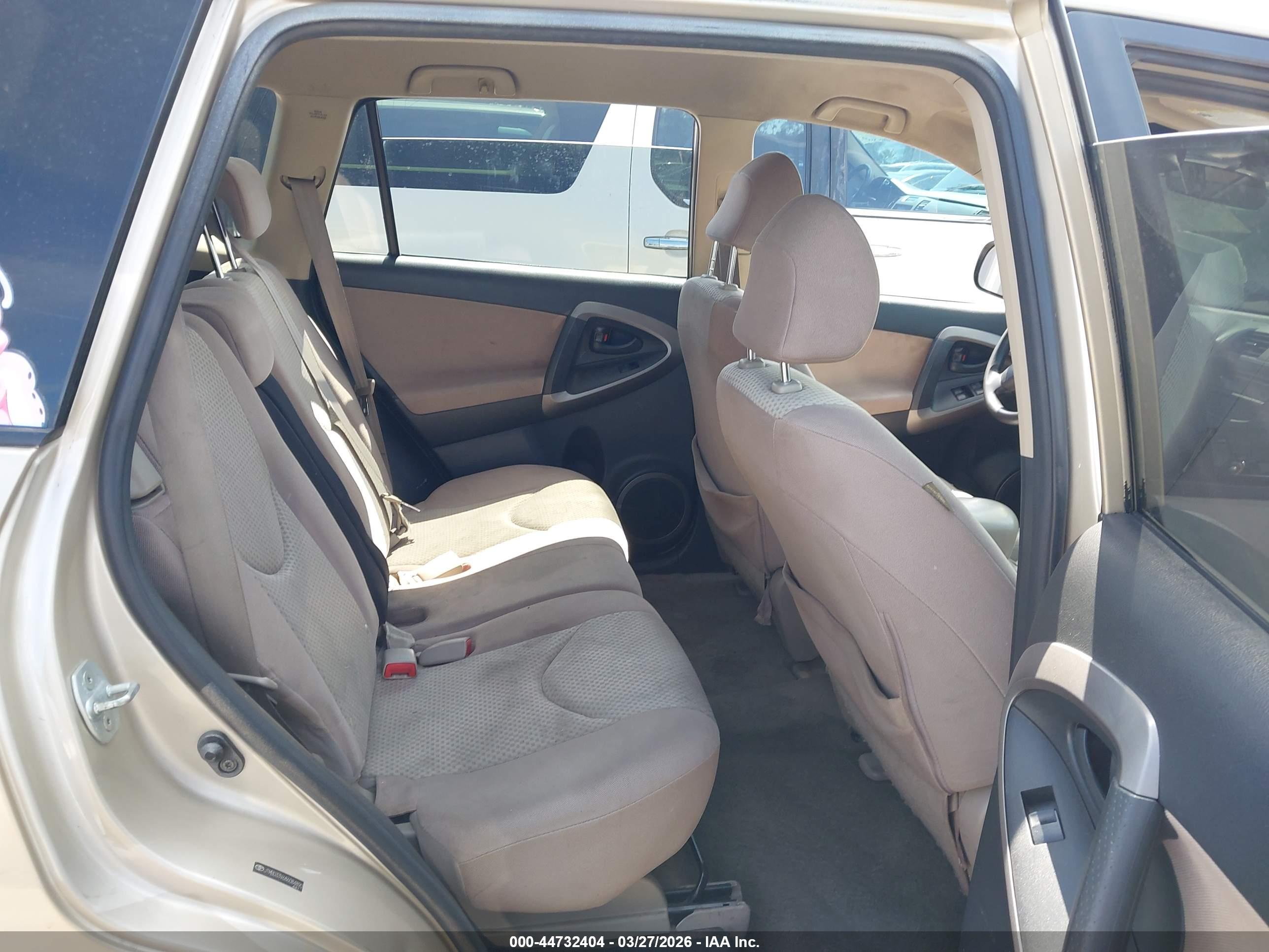 TOYOTA RAV4 image 8