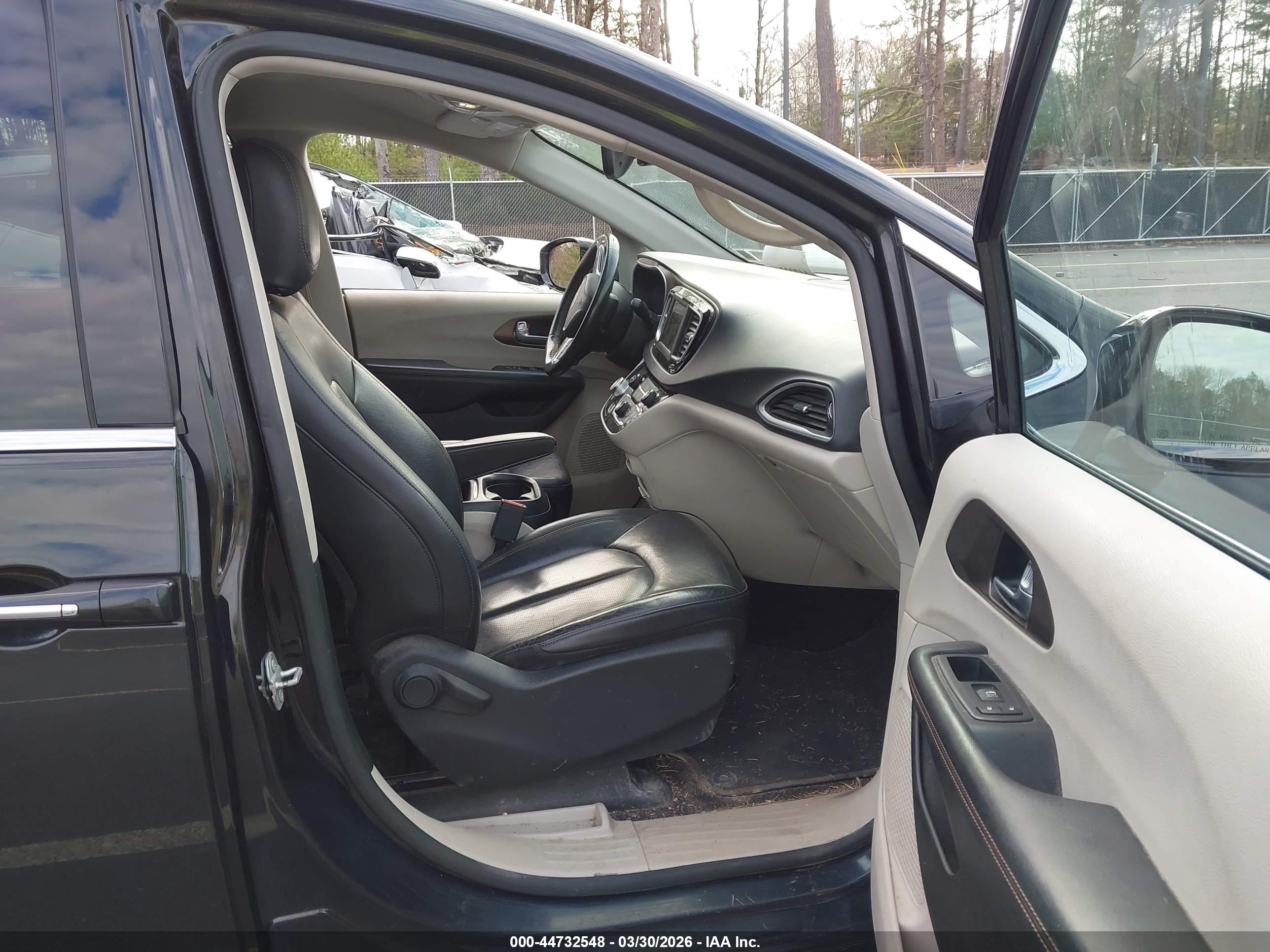CHRYSLER PACIFICA image 5