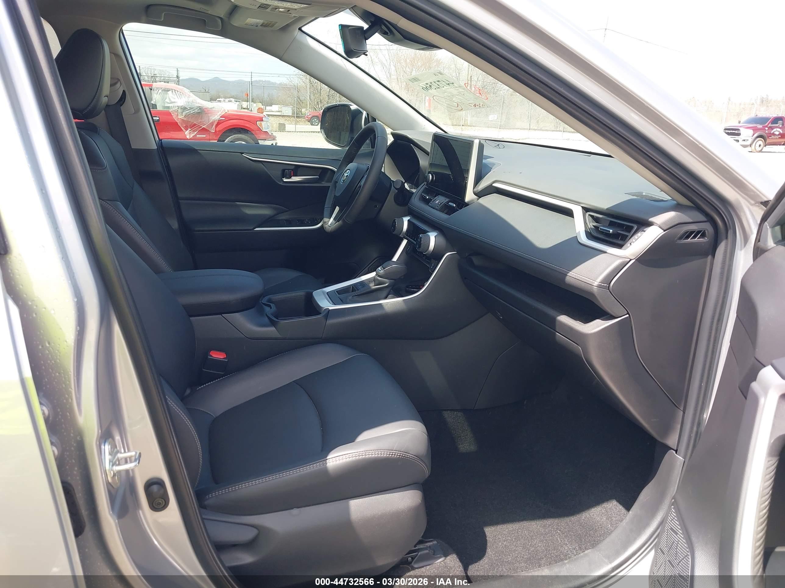 TOYOTA RAV4 image 5