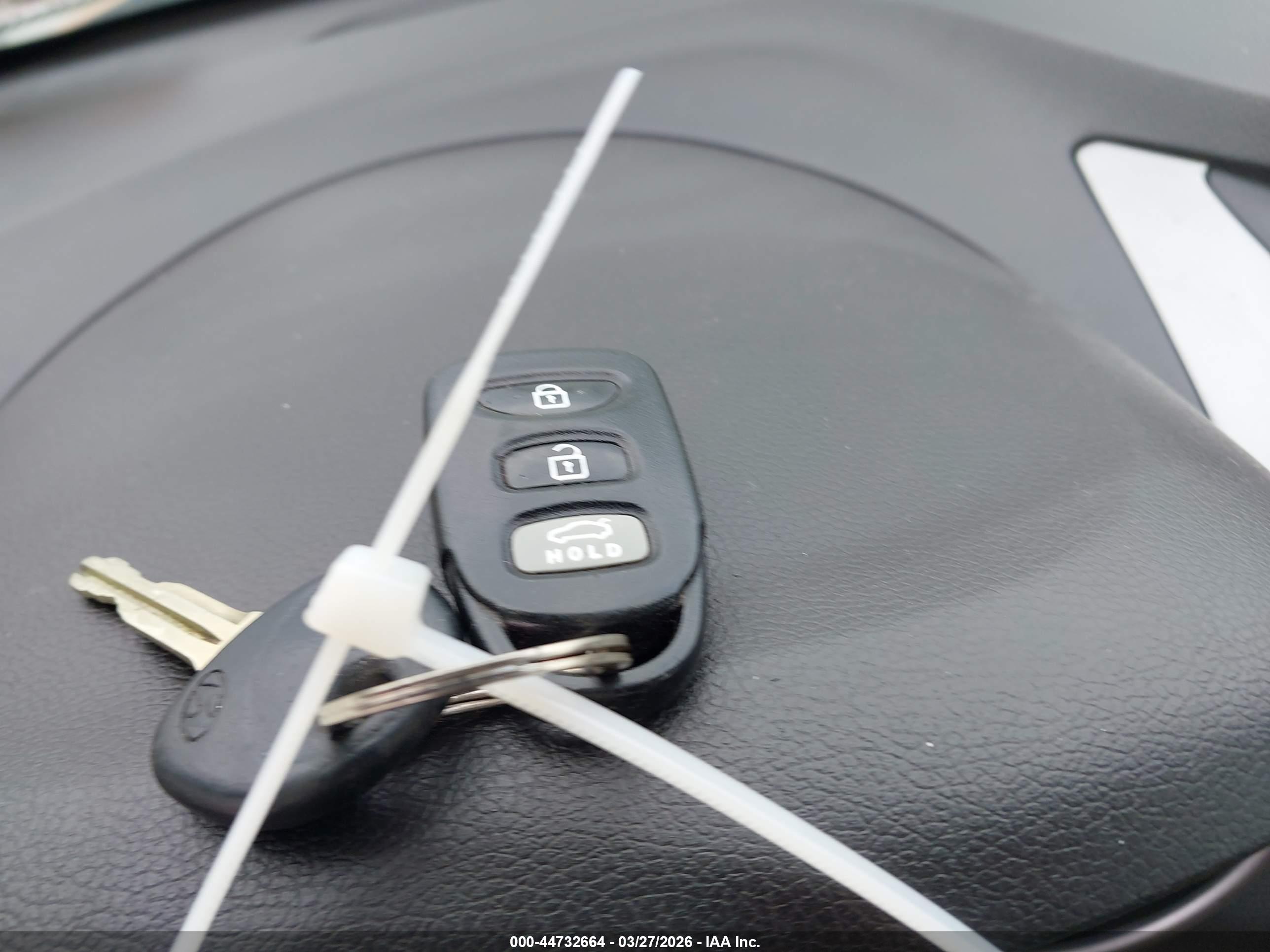 HYUNDAI ELANTRA image 11