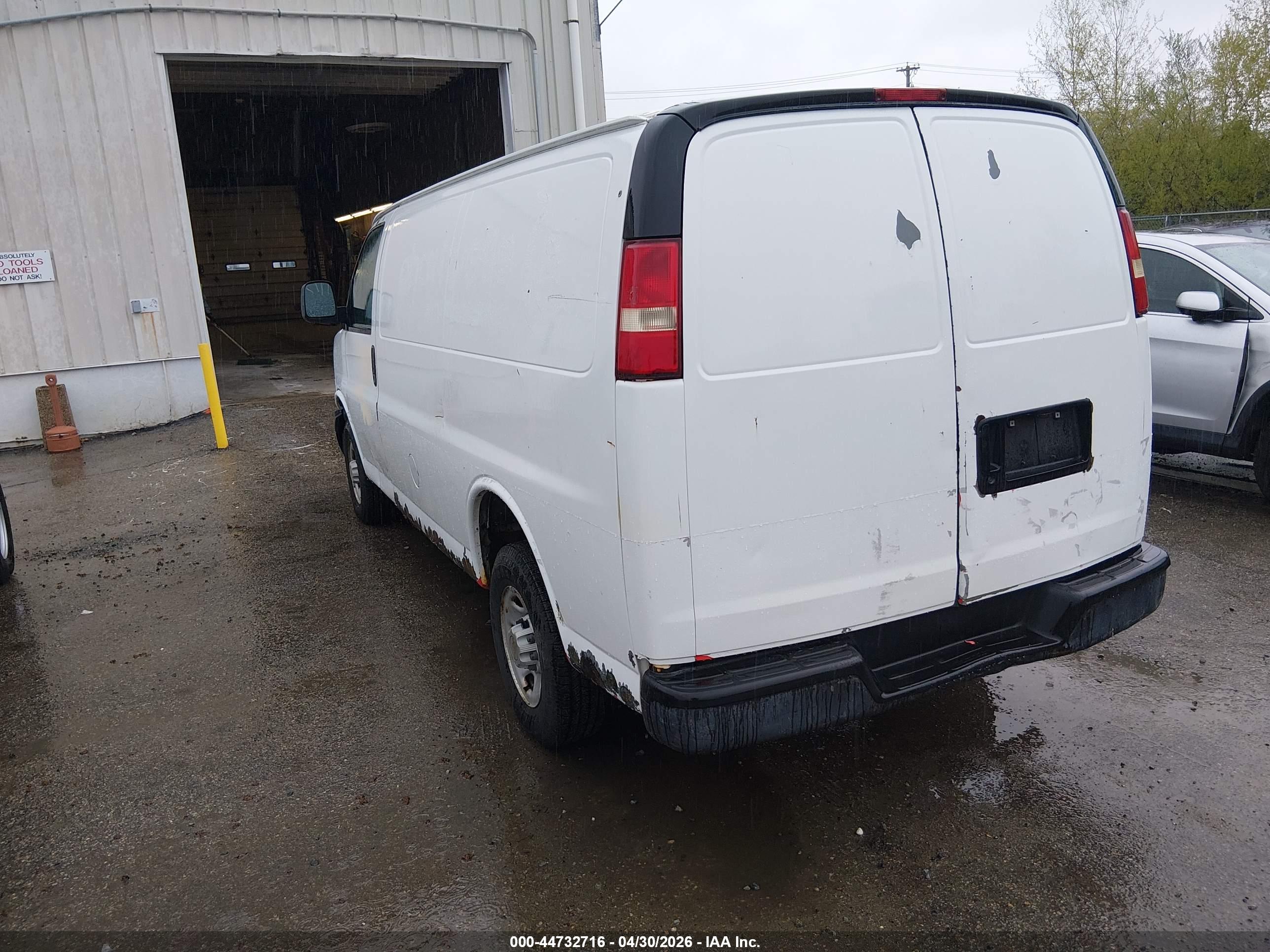 CHEVROLET EXPRESS image 3
