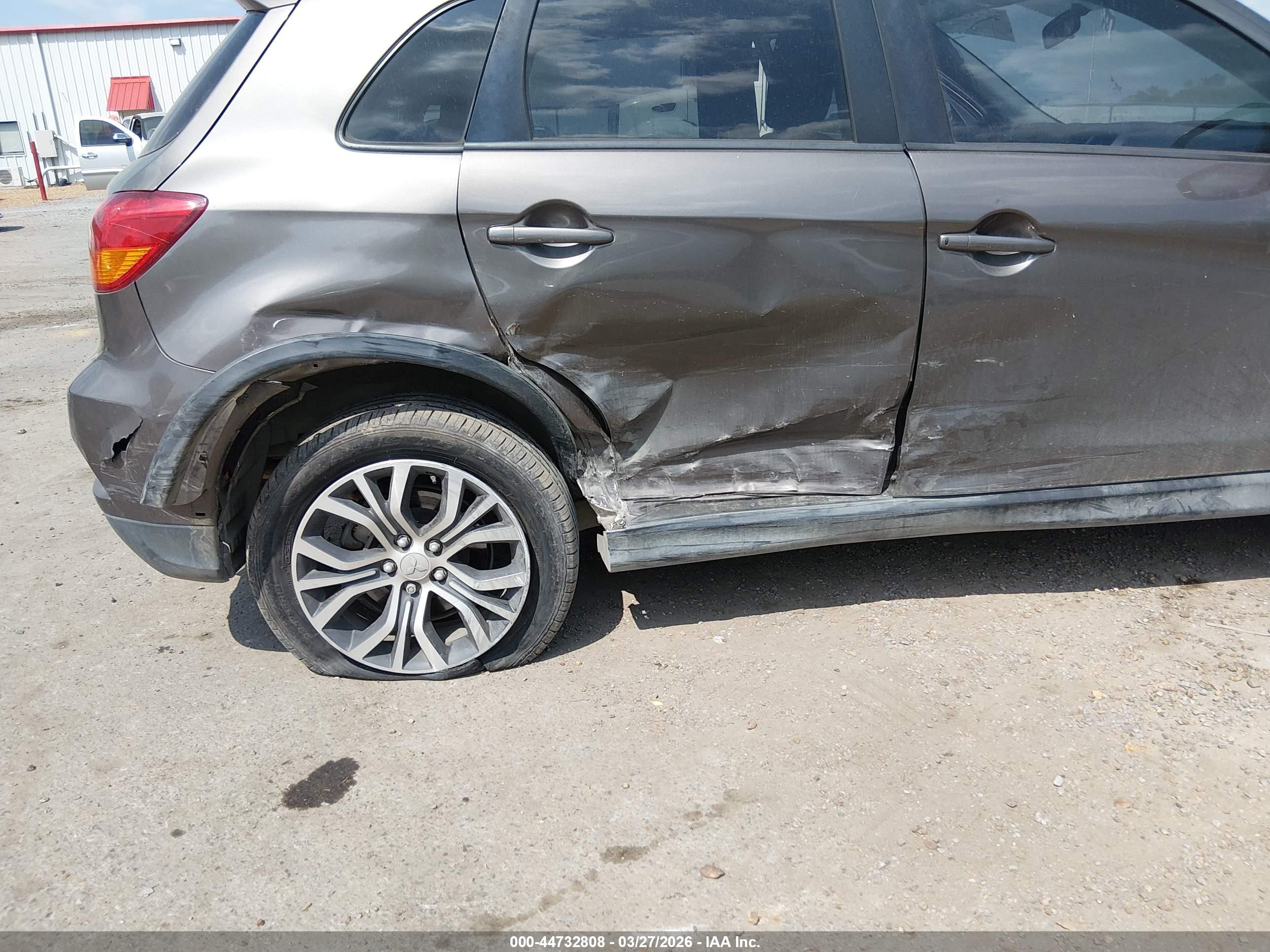 MITSUBISHI OUTLANDER image 6