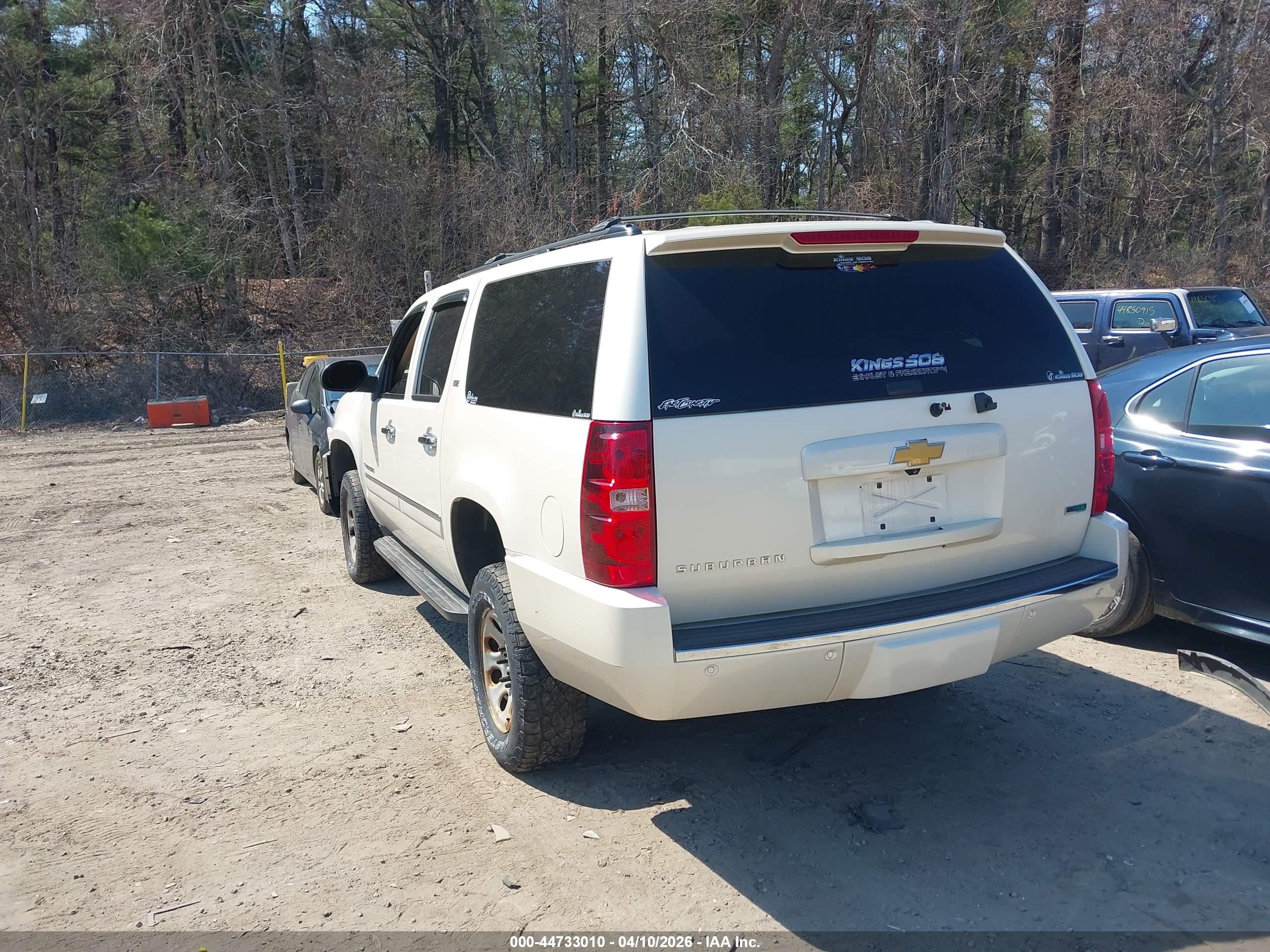 CHEVROLET SUBURBAN image 3