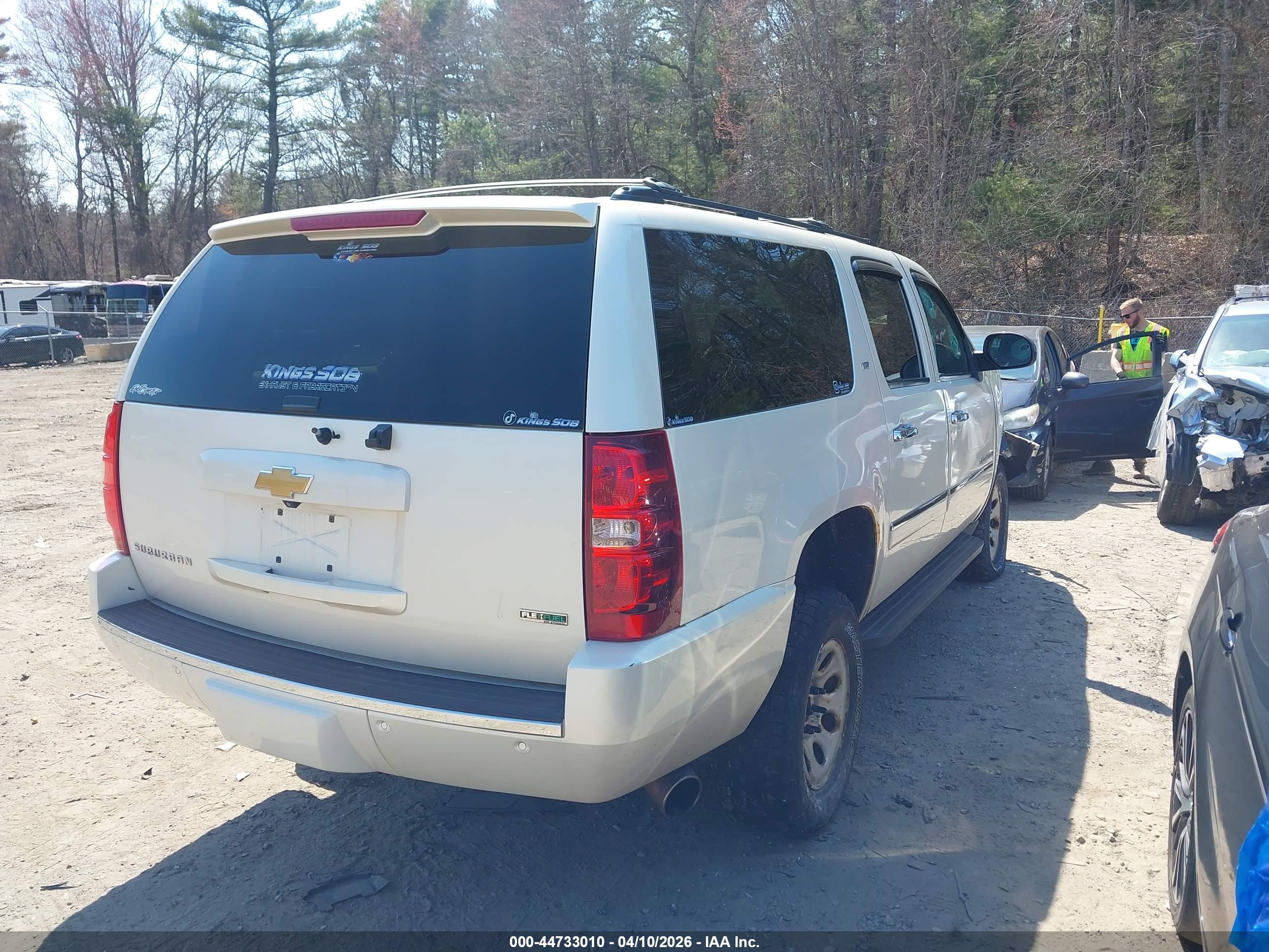 CHEVROLET SUBURBAN image 4