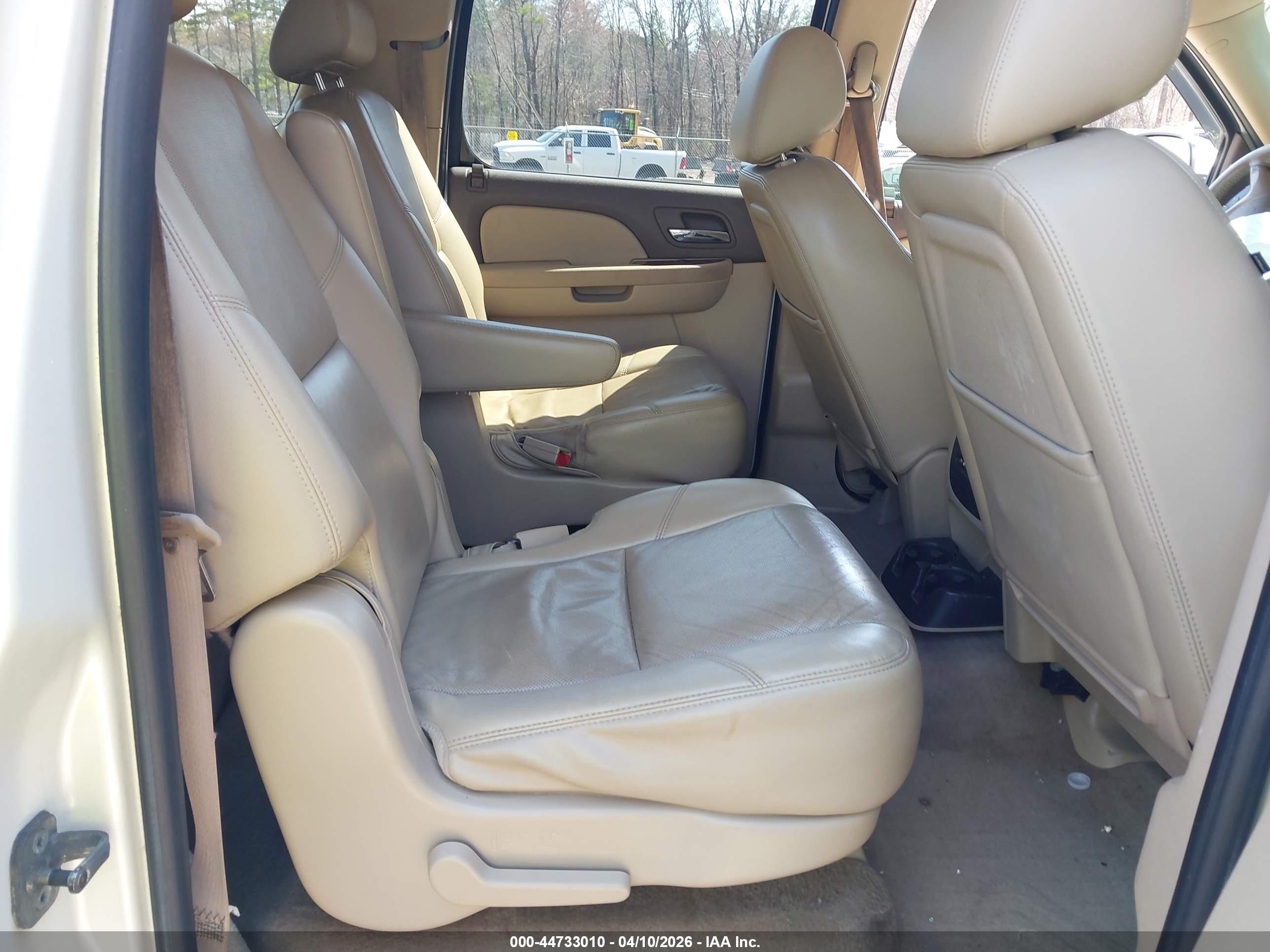 CHEVROLET SUBURBAN image 8