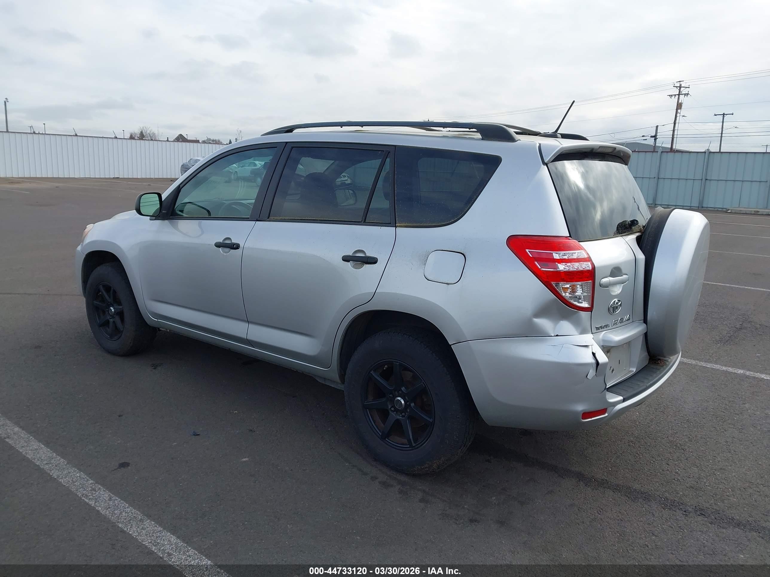 TOYOTA RAV4 image 3