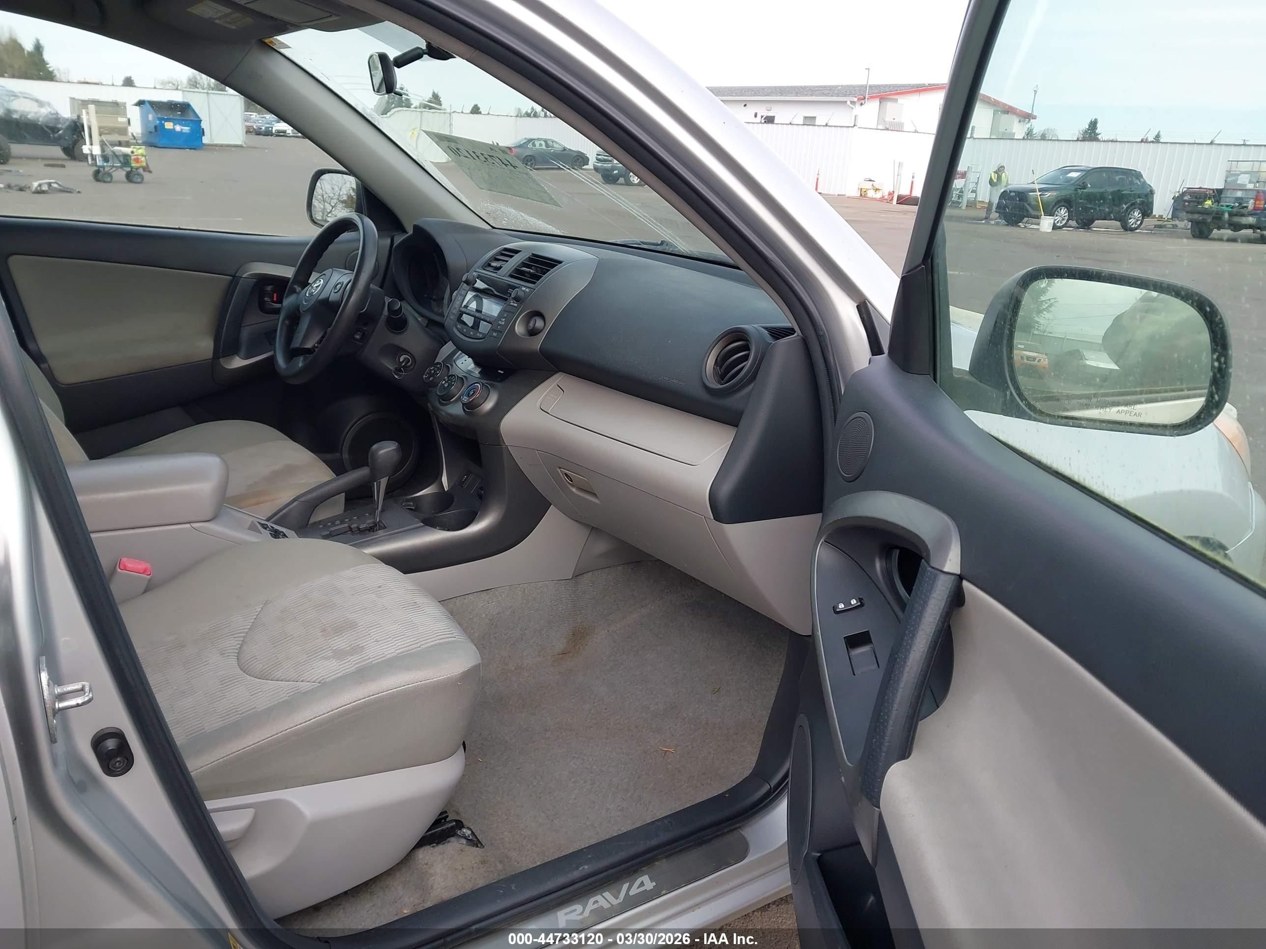 TOYOTA RAV4 image 5